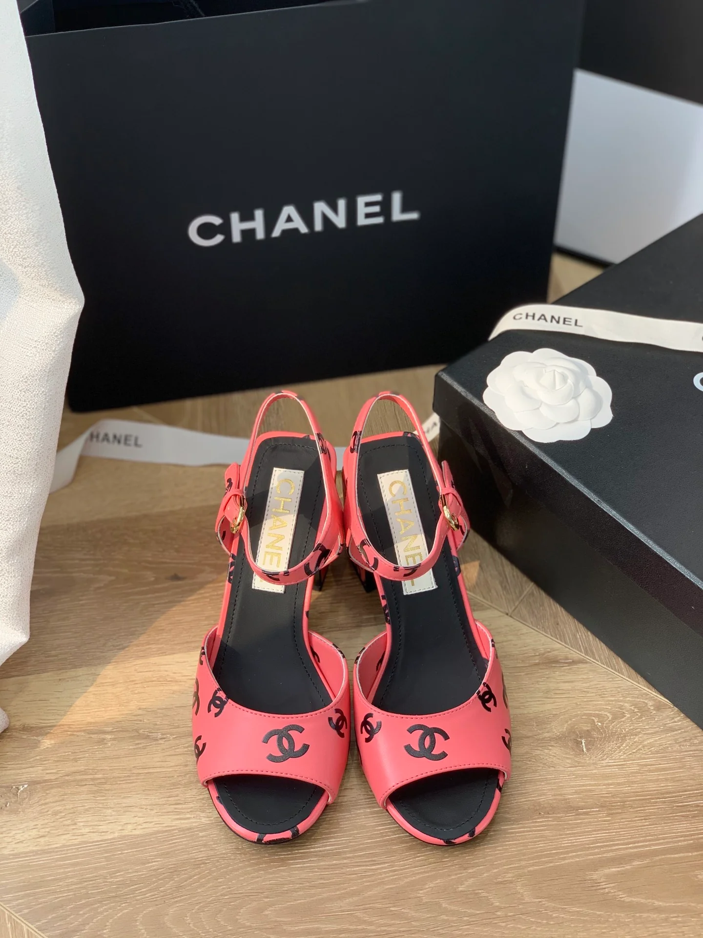 Сандалии Chanel на массивном каблуке