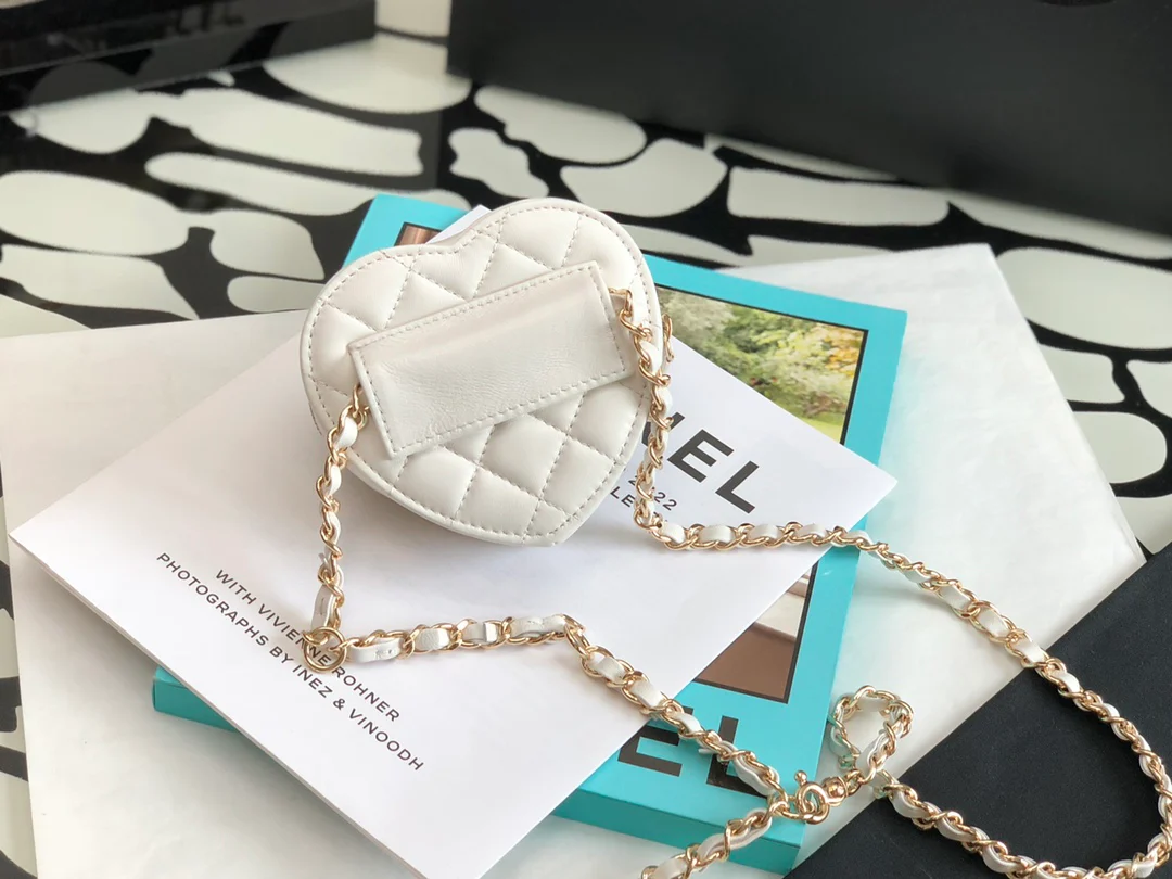 Поясная сумка Chanel с сердечком