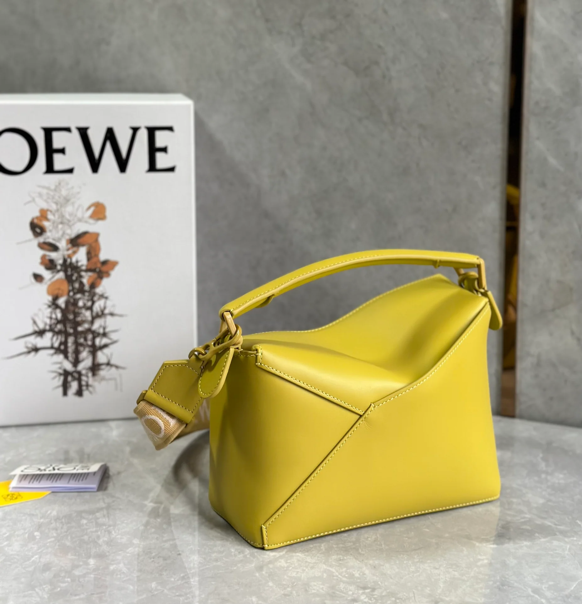 Сумка Loewe Puzzle Geometric с плечевым ремнем в виде буквы — желтая.