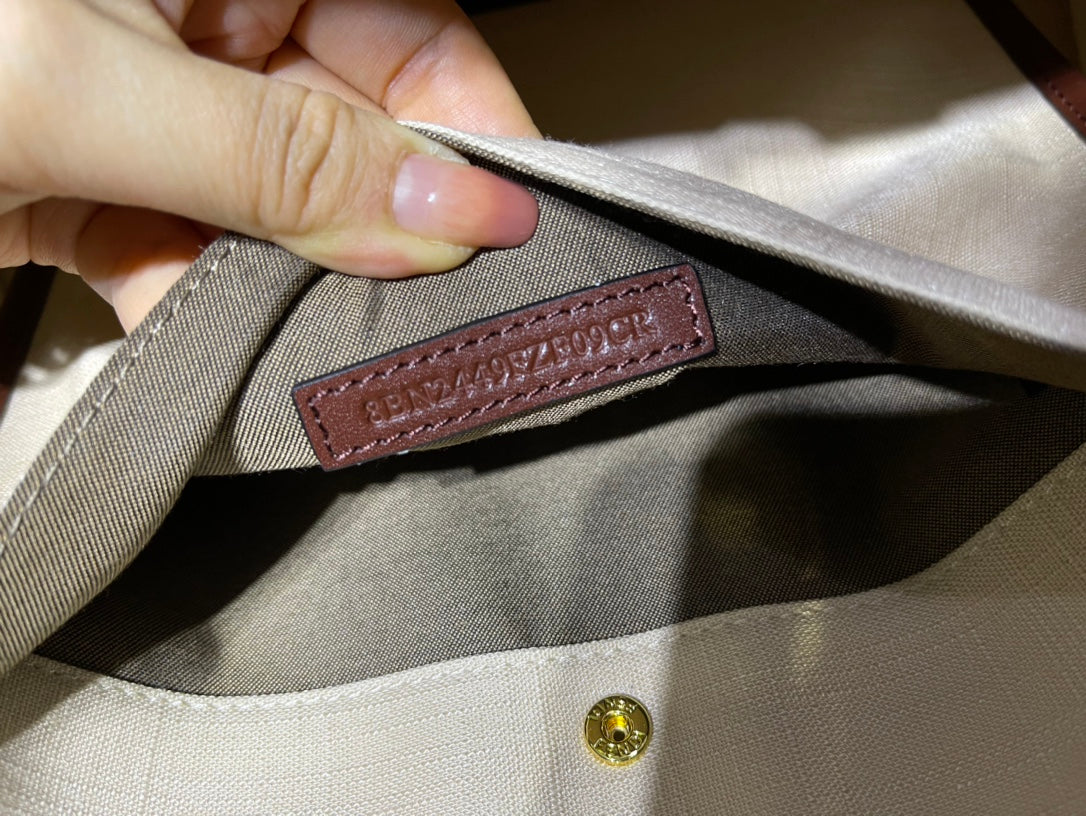 Сумка-тоут Fendi Peekaboo с ручкой из абрикосового холста.