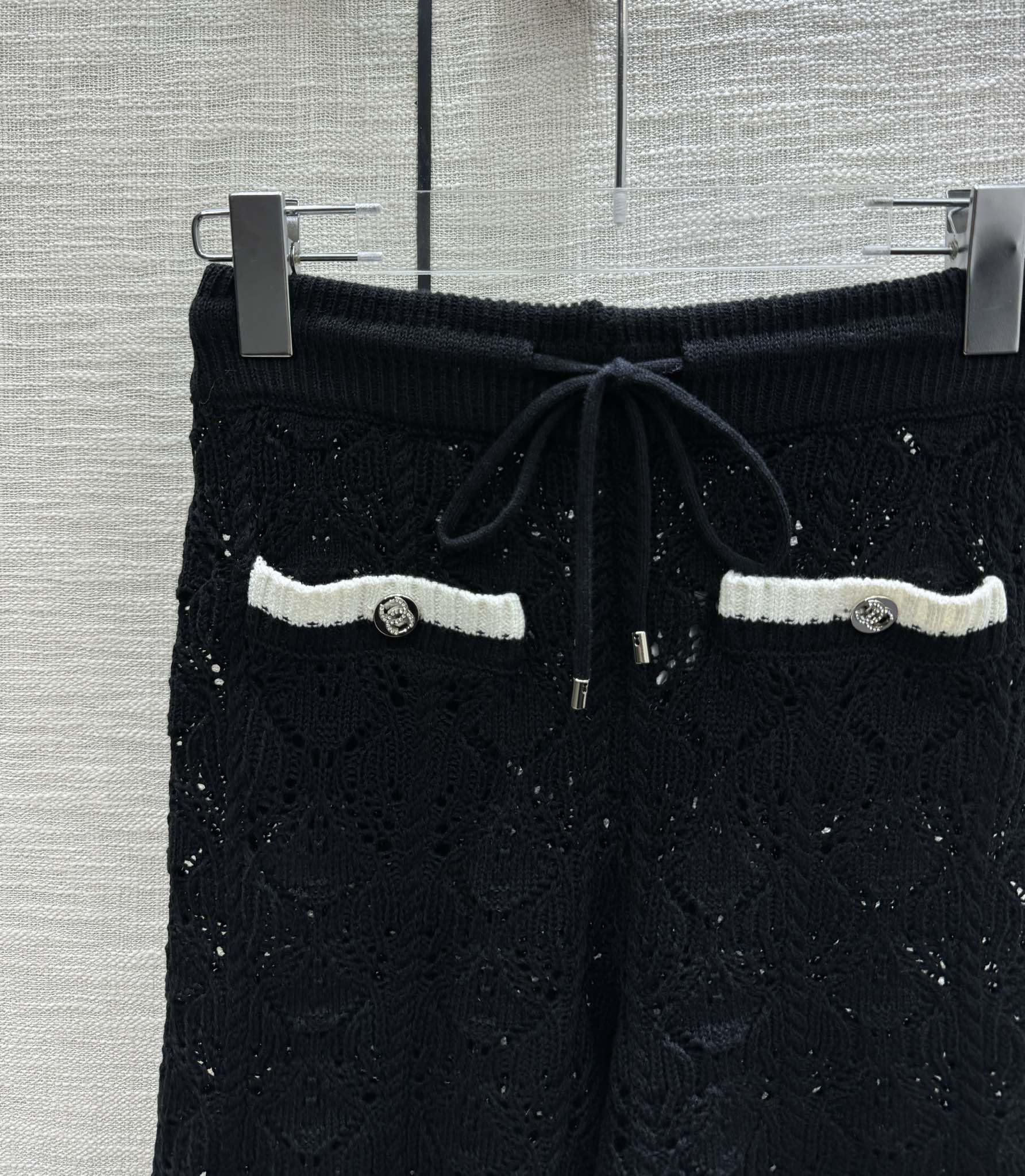 Chanel 2403 - Трикотажные шорты с ажурным узором - Черные