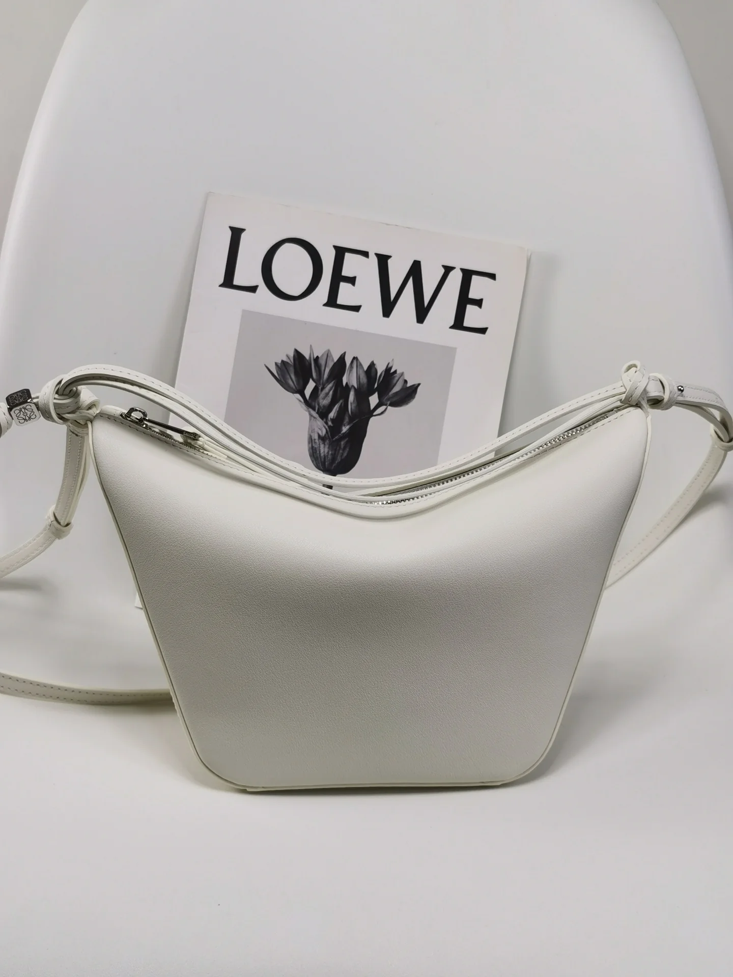 Сумка-хобо Loewe Hammock — цвет слоновой кости.