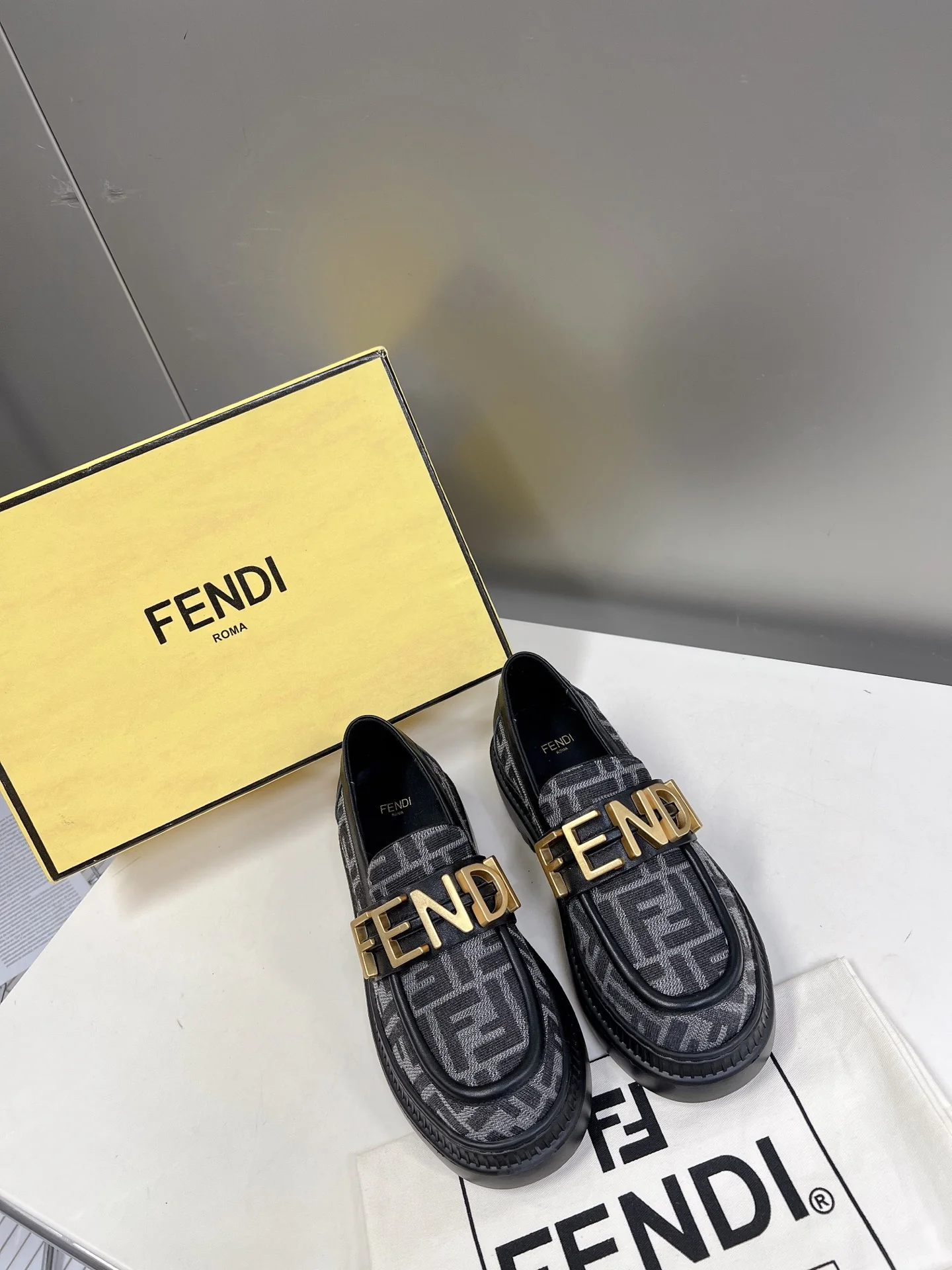 Новинка весны 2022 года от Fendi - туфли Letter Afro - серые.