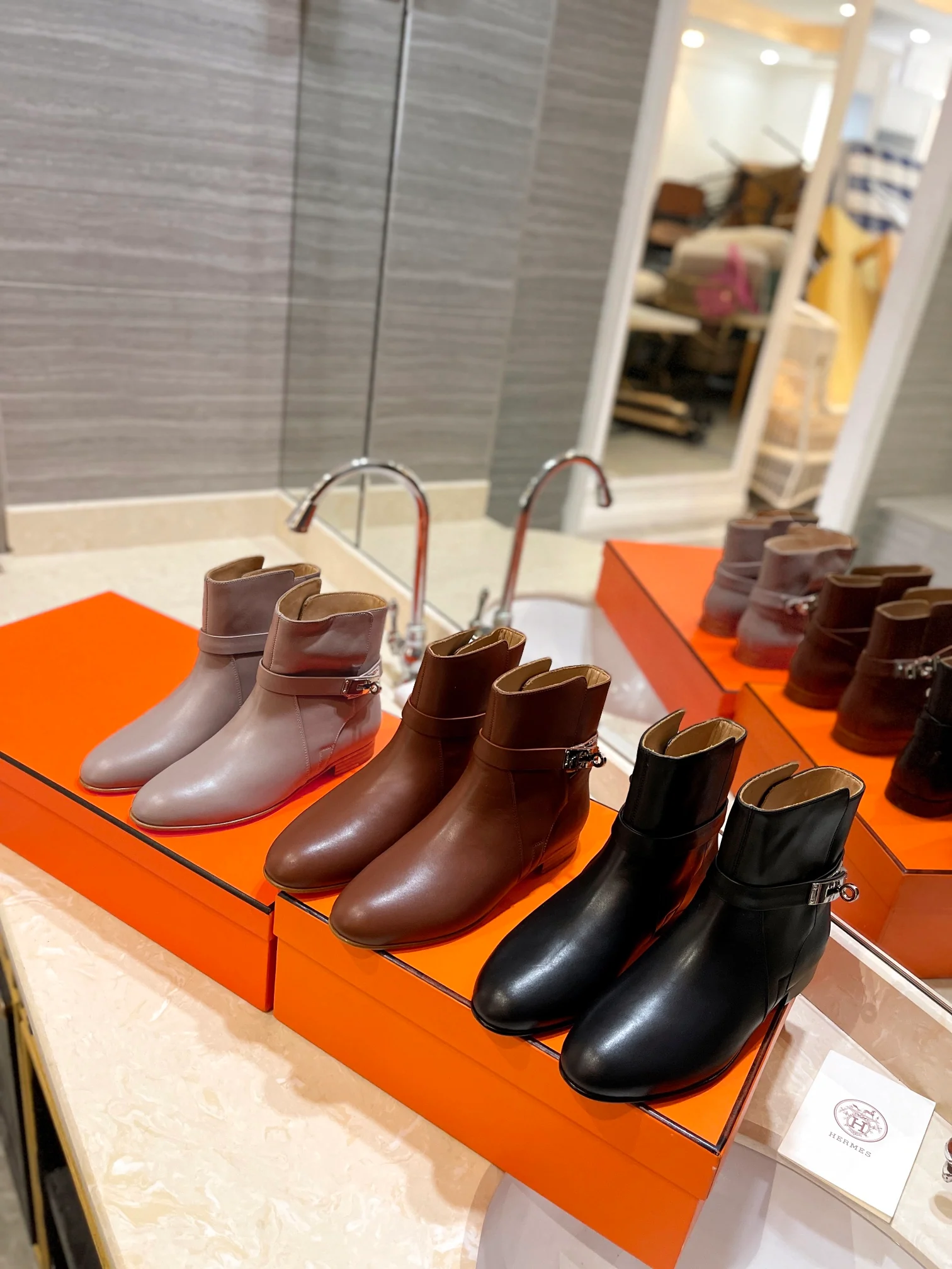 Классические плоские ботильоны Hermes с пряжкой Kelly Buckle, коричневые.