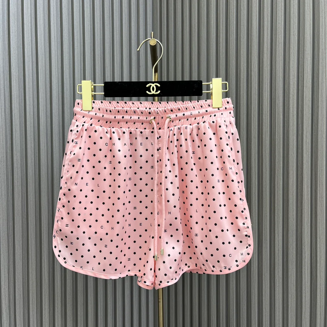 Chanel - 2404-24 Новинка: Комплект из рубашки и шорт в горошек - Розовый