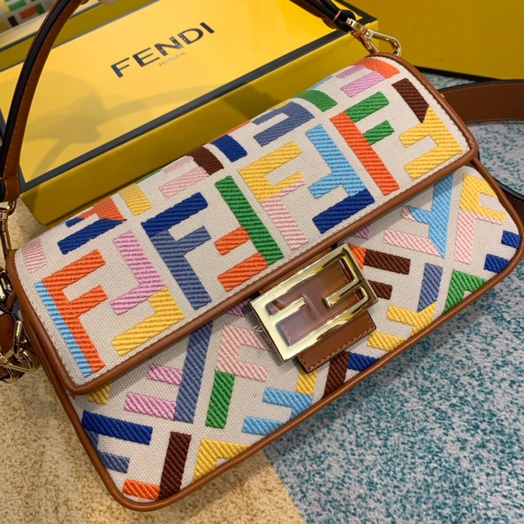 Сумка Fendi Baguette Medium из радужной канвасной ткани