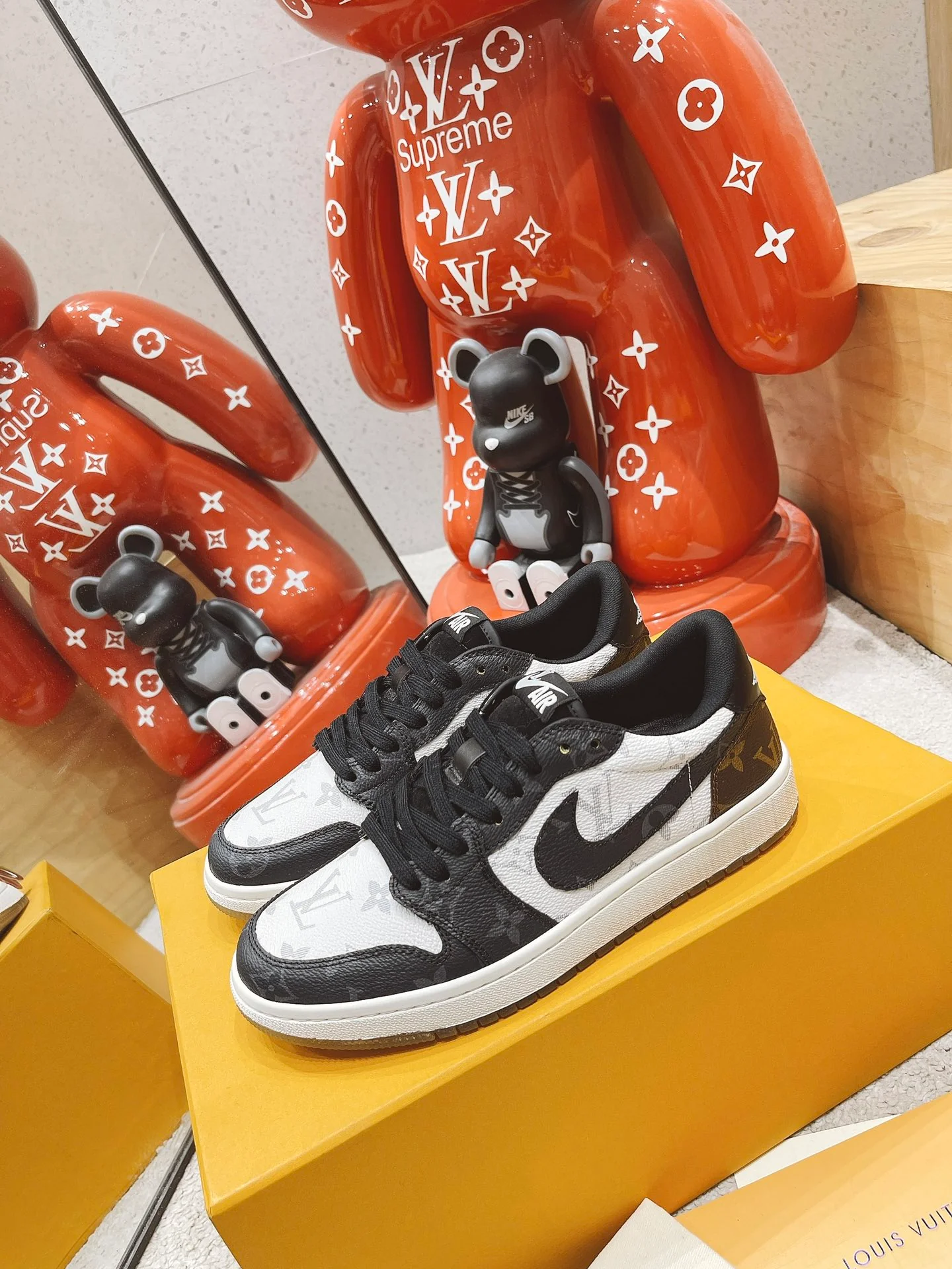 Обувь LV — обувь, созданная в сотрудничестве LV и Nike.