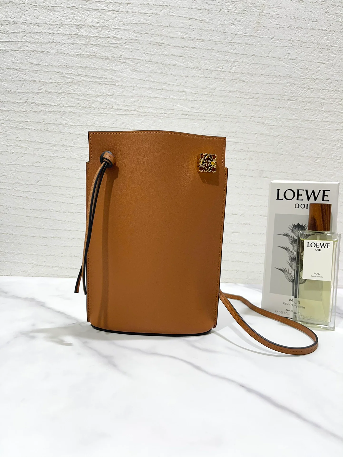 Чехол для телефона Loewe Dice Pocket series - кофейного цвета.