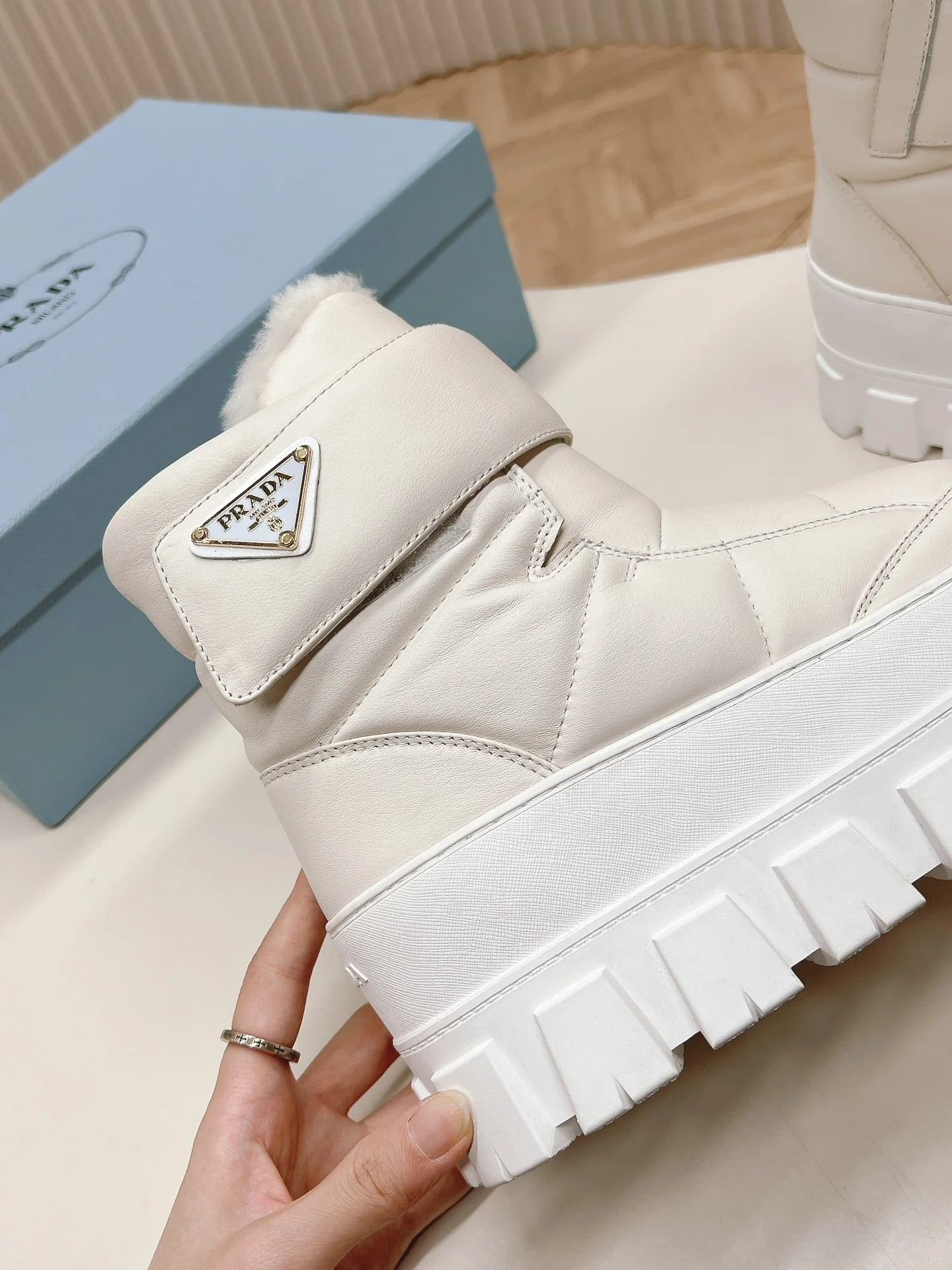 Снежные ботинки Prada 2024 на платформе с застежкой-липучкой - белые