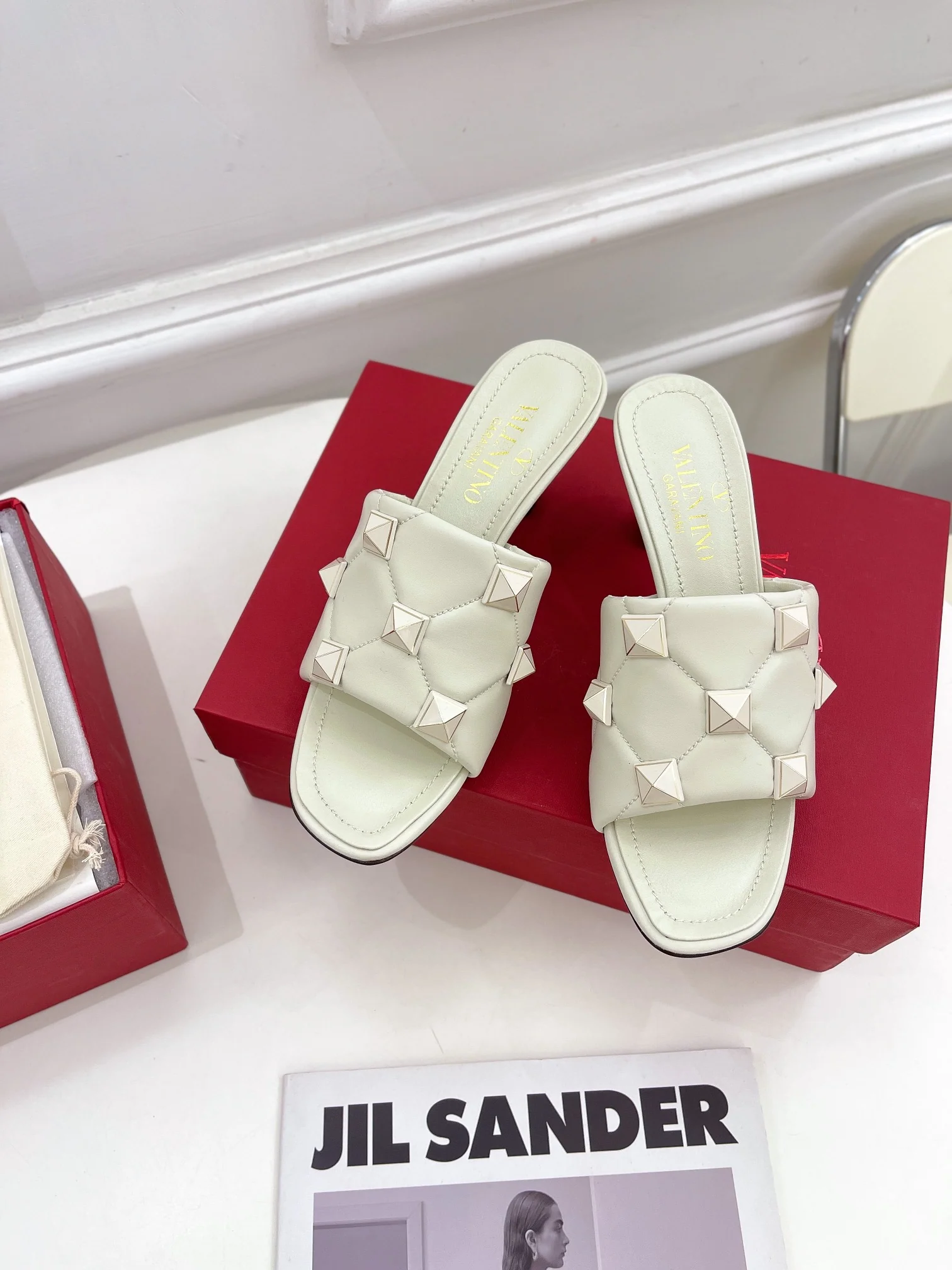 Новинка сезона весна/лето 2022 от Valentino - туфли на каблуке с заклепками