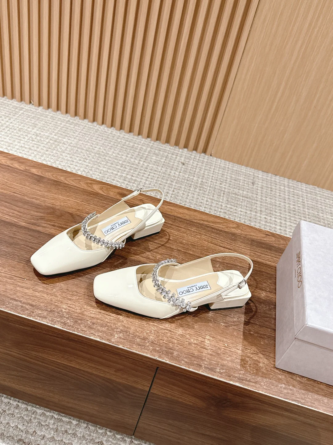 Сандалии Jimmy Mary Jane с кристальной цепочкой на пятке - белые