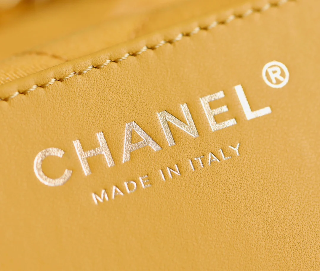 Мини-сумочка Chanel 22, кремово-желтая