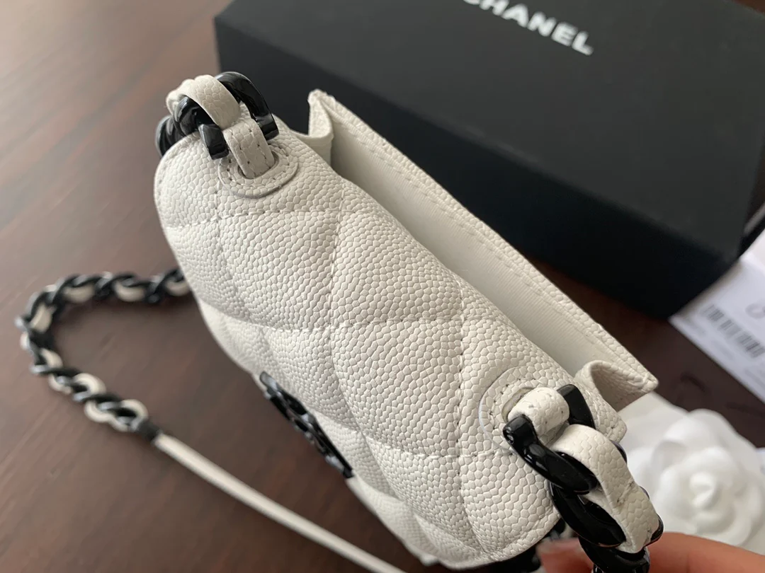 Chanel - Сумка для телефона - Белая кожа с зернистой текстурой - Черная пряжка