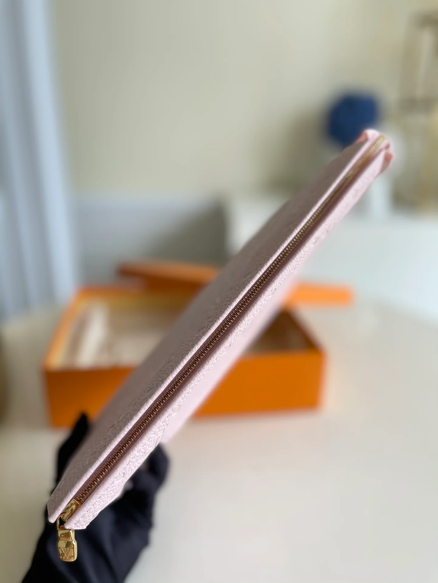 lv-m45665-Розовый клатч с тиснением