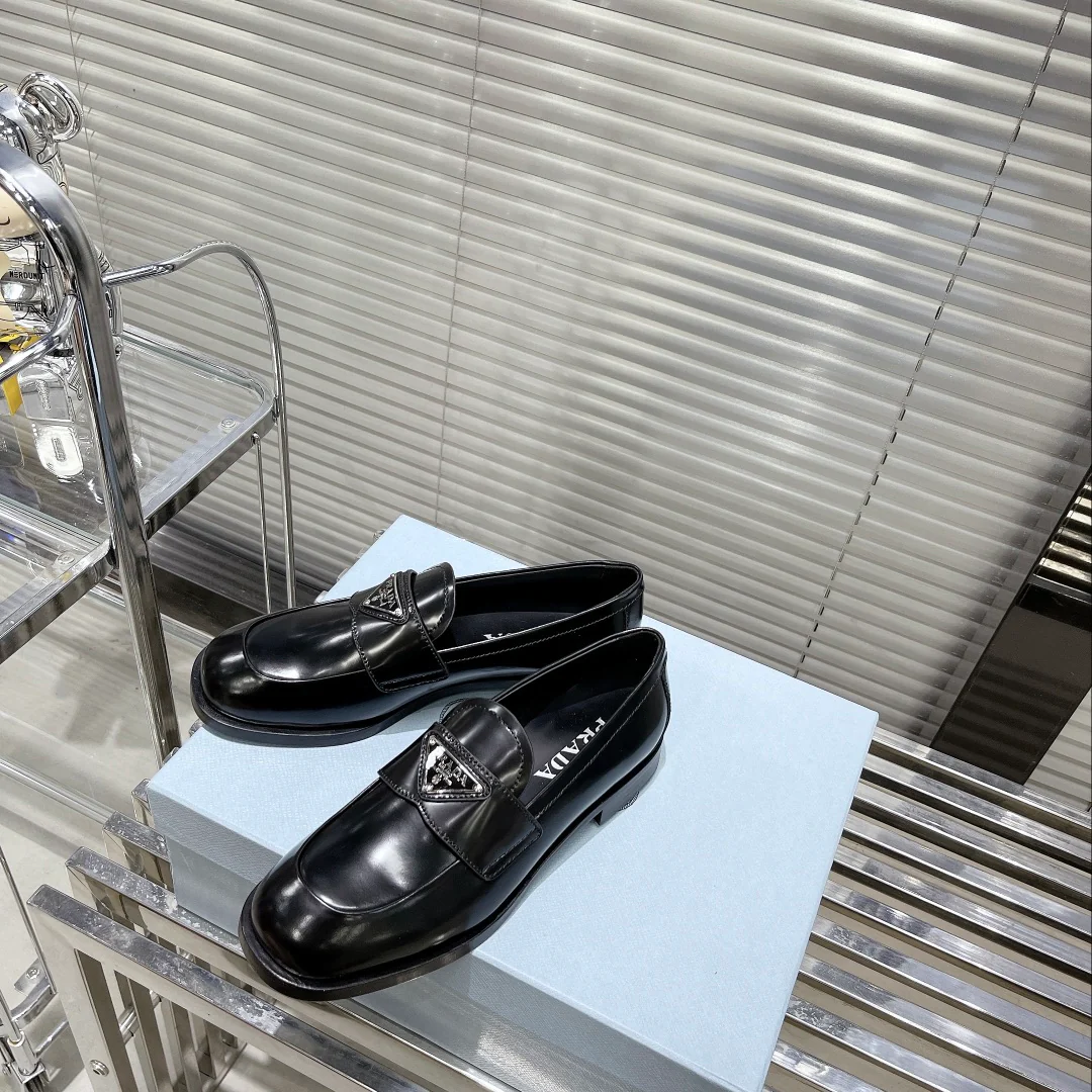 Новинки лета 2022 от Prada - обувь из натуральной кожи.