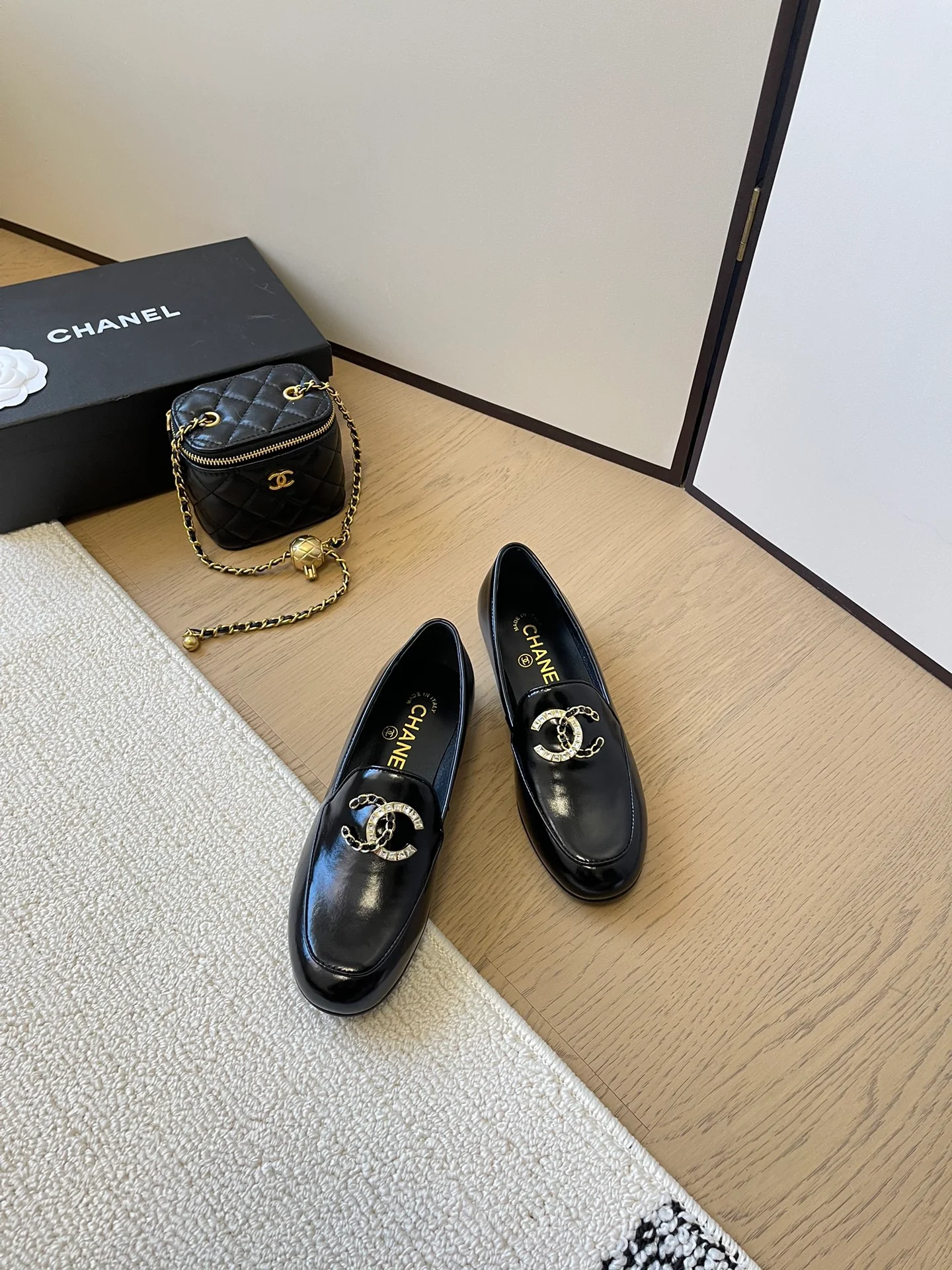 Кожаные лоферы Chanel 2024 - черные