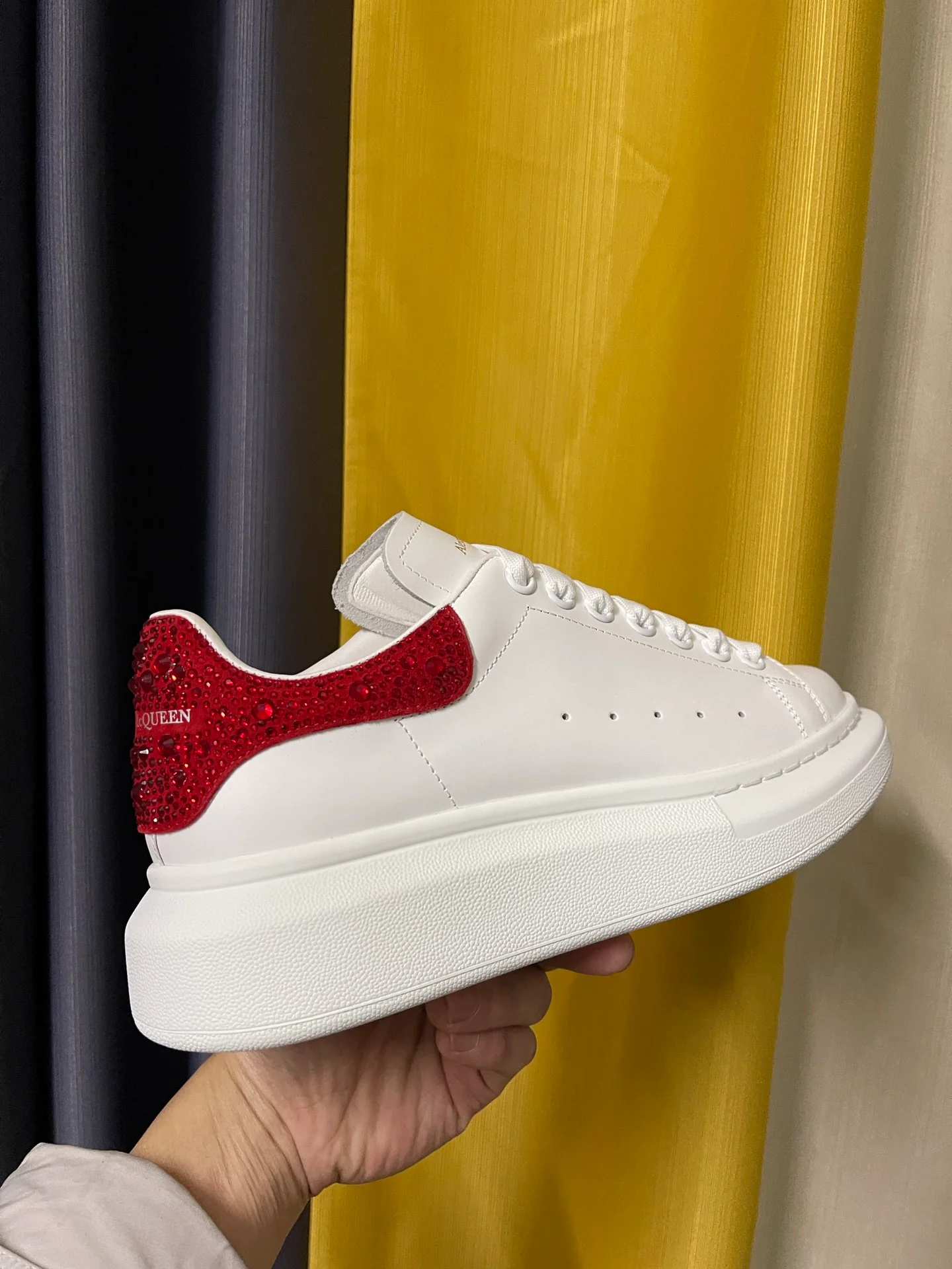 Классические белые кроссовки McQueen - красные