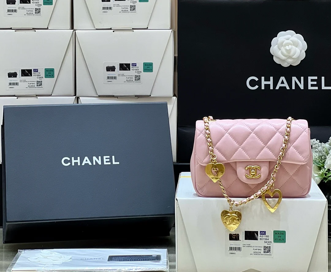 Новинка сезона осень/зима 2022 от Chanel - Сумка с подвеской в ??виде сердца на цепочке - Лимитированная серия - 3 цвета (ZP) - Маленький размер