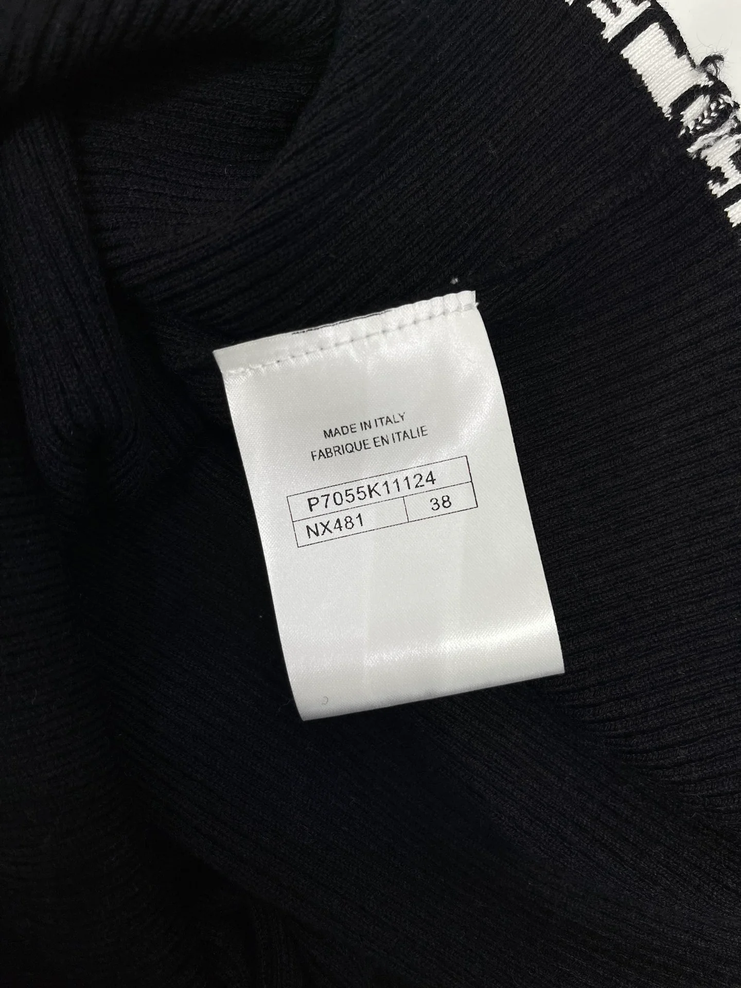 Chanel 2403-24 Летняя новая модель, металлическая пряжка, вышивка букв, шикарная повседневная вязаная майка - черная