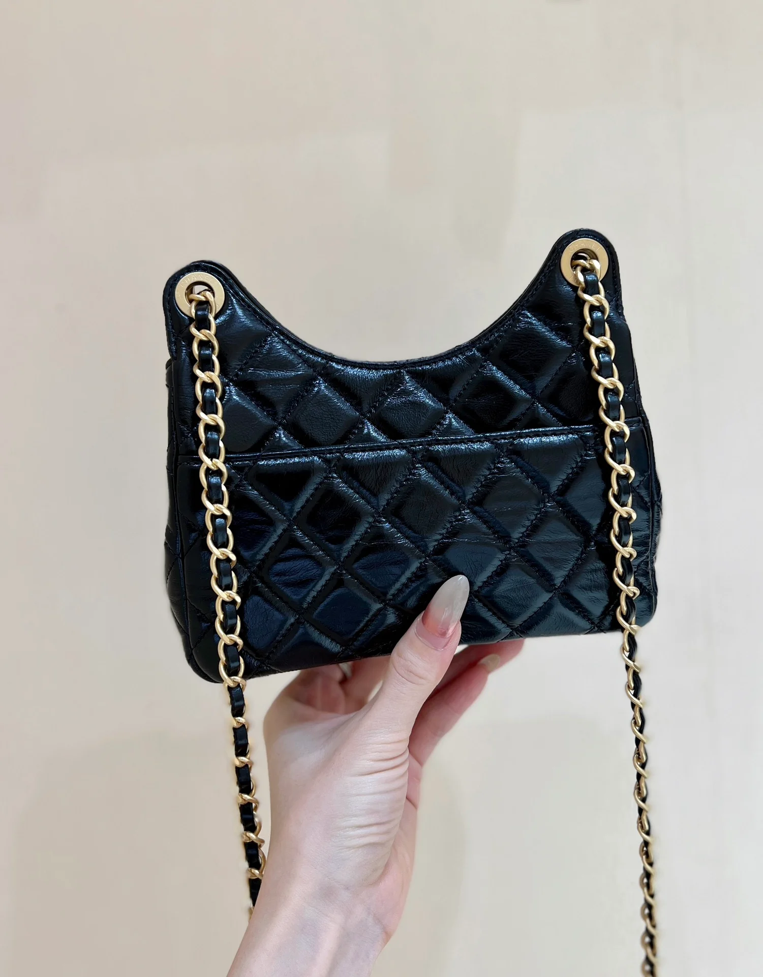 Сумка-хобо Chanel 23c из коллекции ?Ранняя весна? — черная кожа, обработанная маслом.