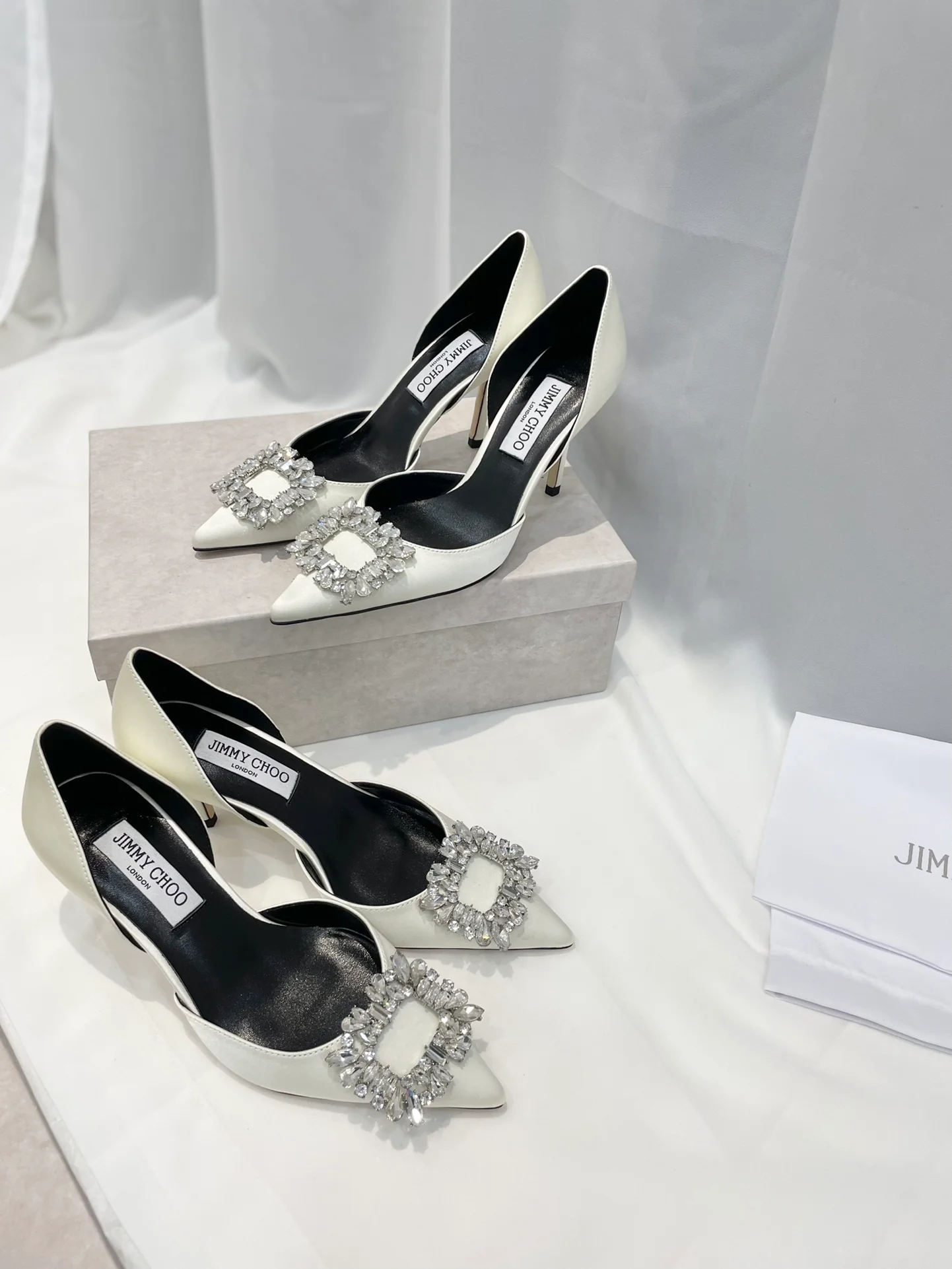 Серия Jimmy Goddess - Туфли на высоком каблуке с бриллиантовой пряжкой - Белые - 1