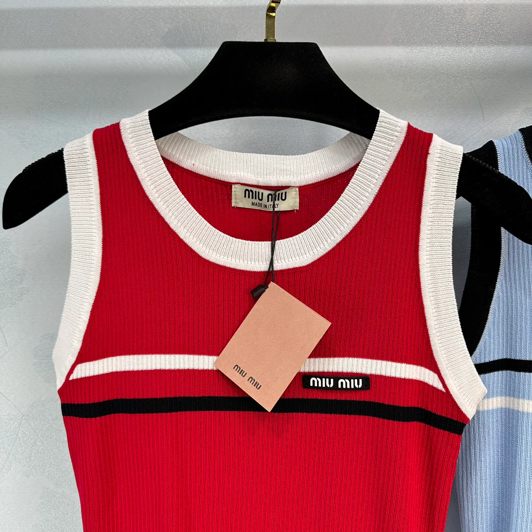 Жилет Miu Miu-2404 из приятного для кожи шелка и хлопка с круглым вырезом в полоску, с цветовыми блоками-1