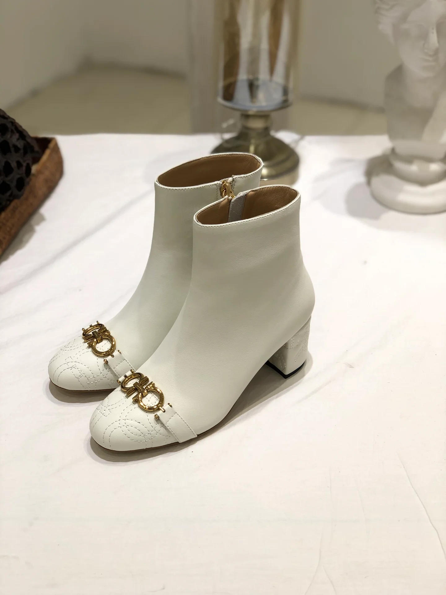 Ботильоны Salvatore Ferragamo Осень/Зима 2022 - Gancini Horseshoe Buckle Chunky Heel Ankle Boots - Белые