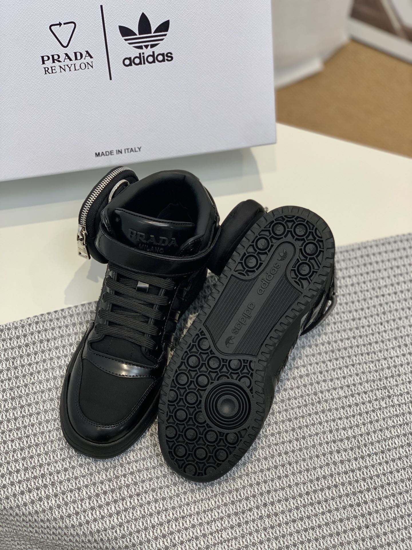 Обувь Prada - результат сотрудничества Prada и Adidas - спортивная и повседневная обувь - черная