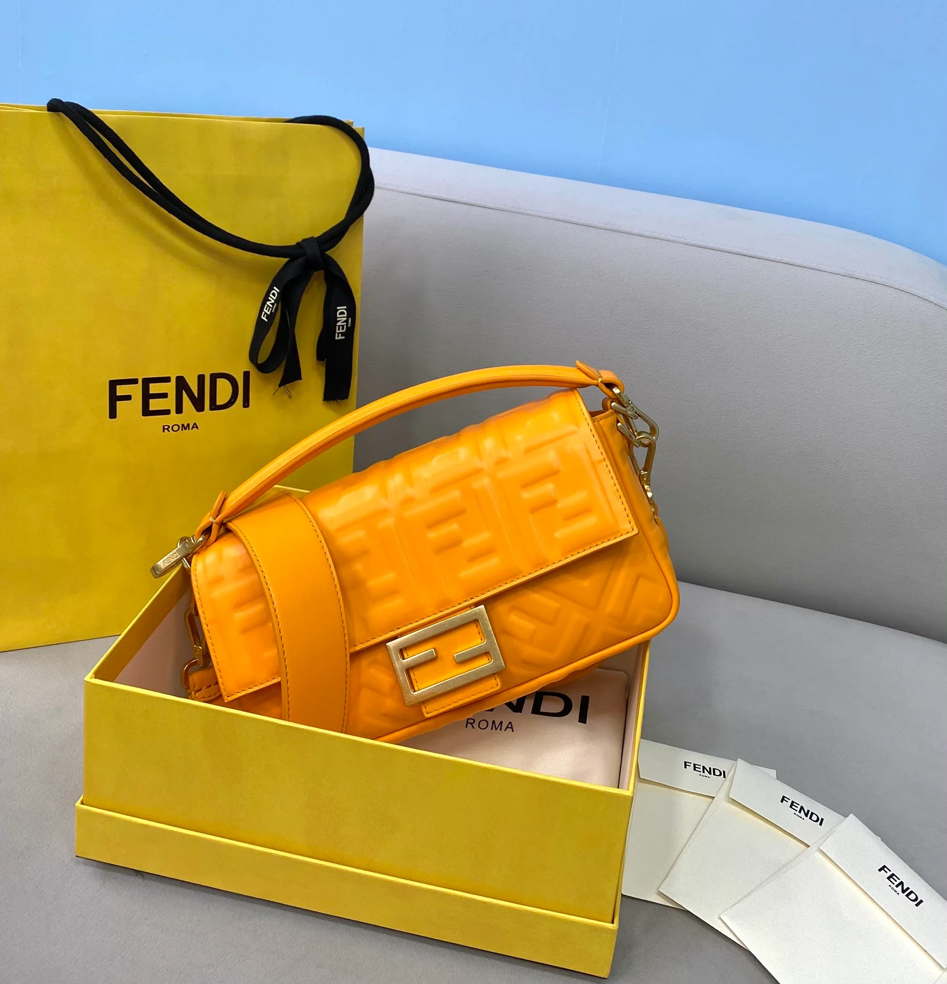 Сумка Fendi Baguette среднего размера из оранжевой кожи.