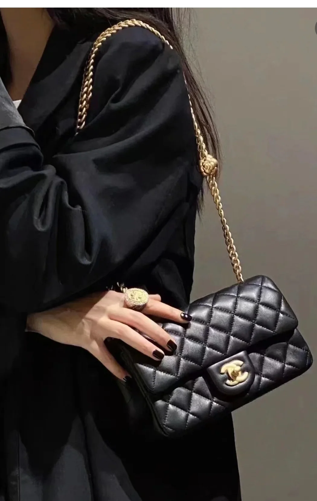 Сумка Chanel Camellia Buckle CF Square Fat Bag весна/лето 2023 — черная — 20 см