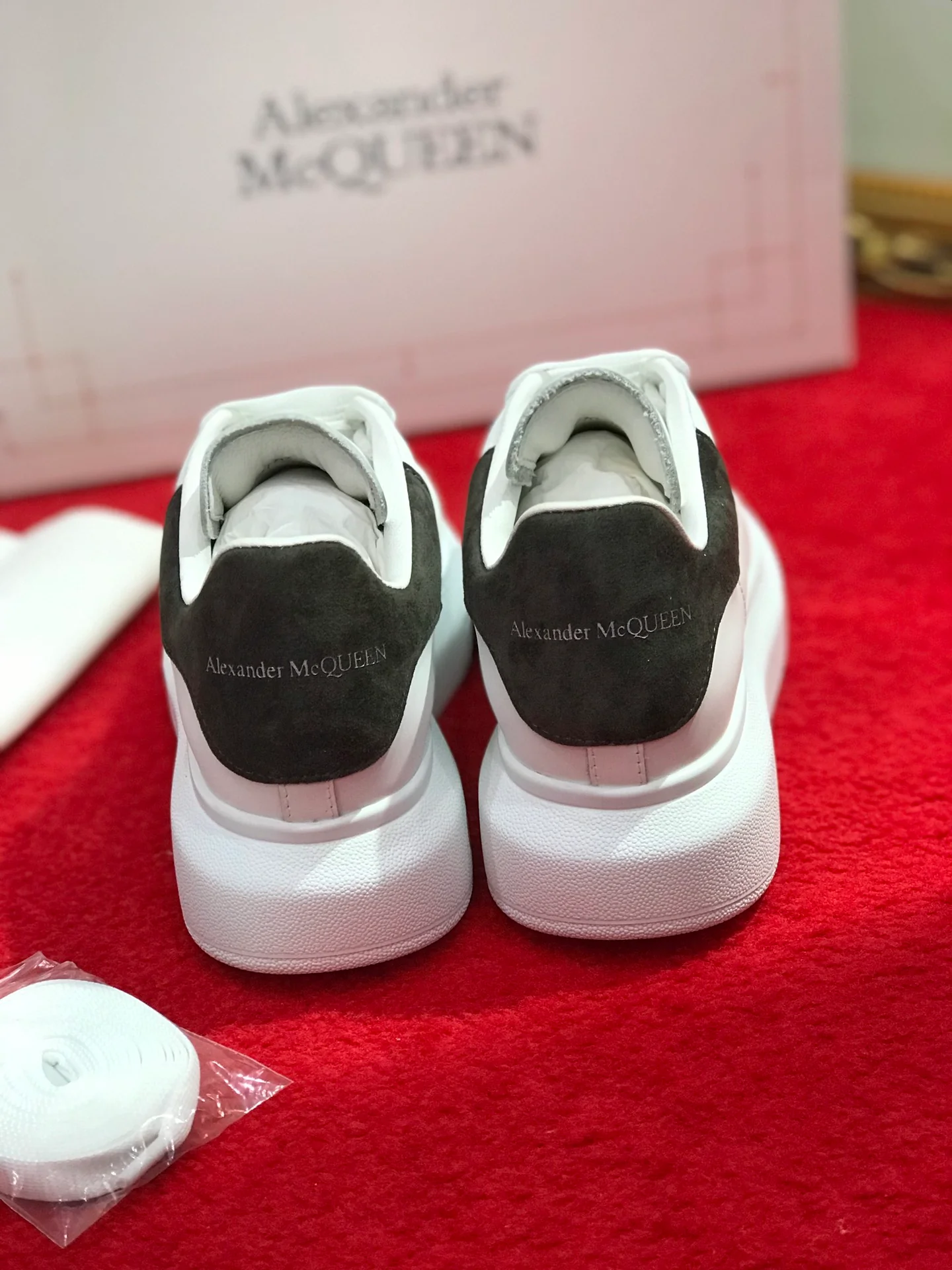 Классические белые кроссовки McQueen - замшевая подошва на каблуке - темно-серый цвет