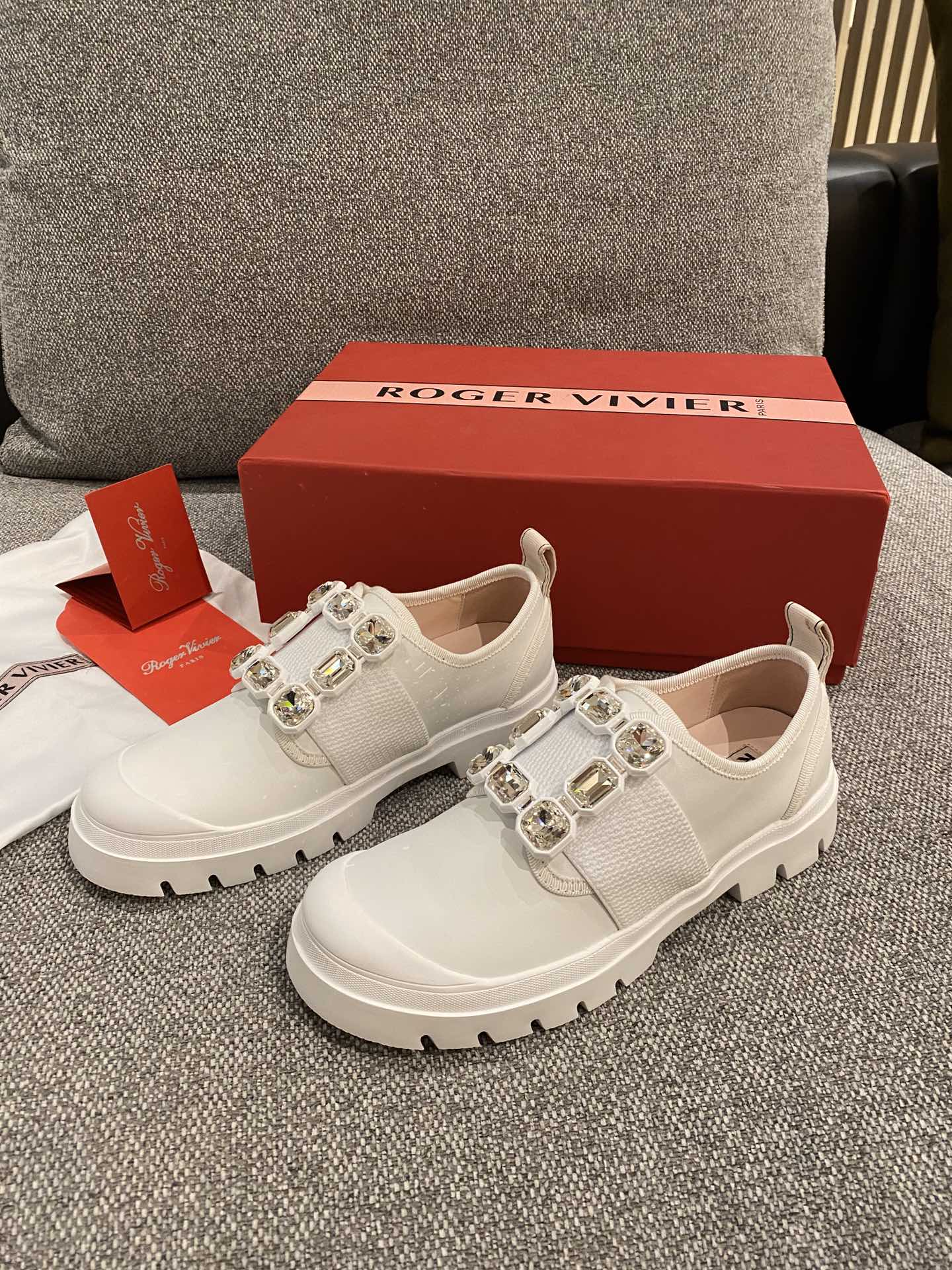 Кожаные кроссовки с пряжками - белые