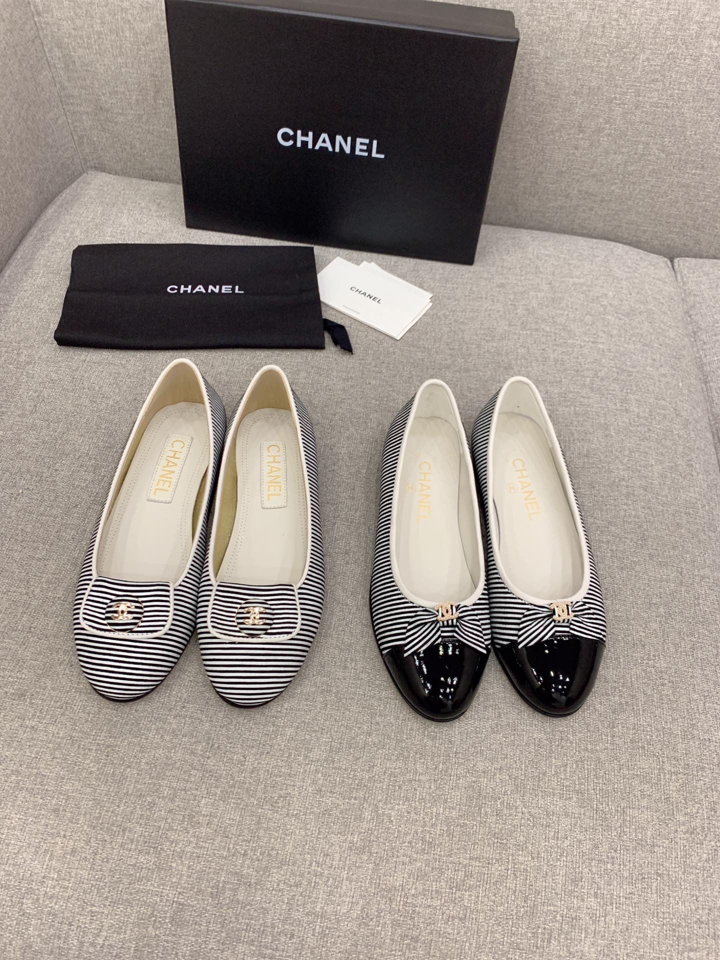 Классические балетки Chanel с двойной пряжкой в ??виде буквы С — в полоску.