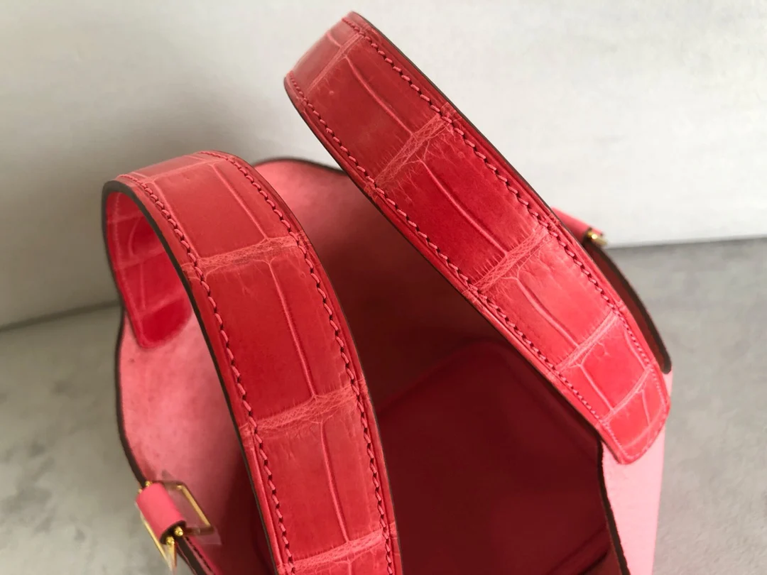 Помада-пудра Hermes Picotin 18 TC с рисунком под крокодиловую кожу и золотой пряжкой.