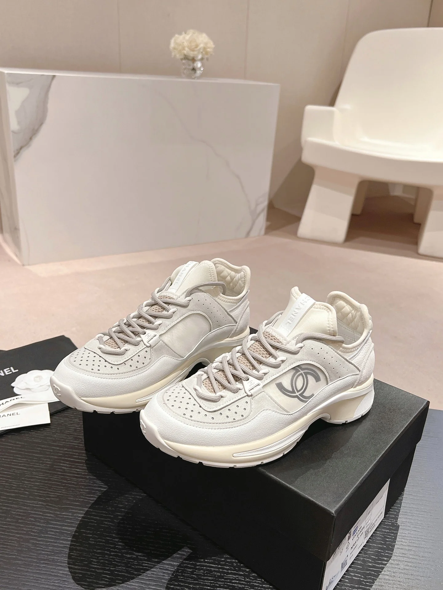 Повседневные туфли Chanel 2024 - белые