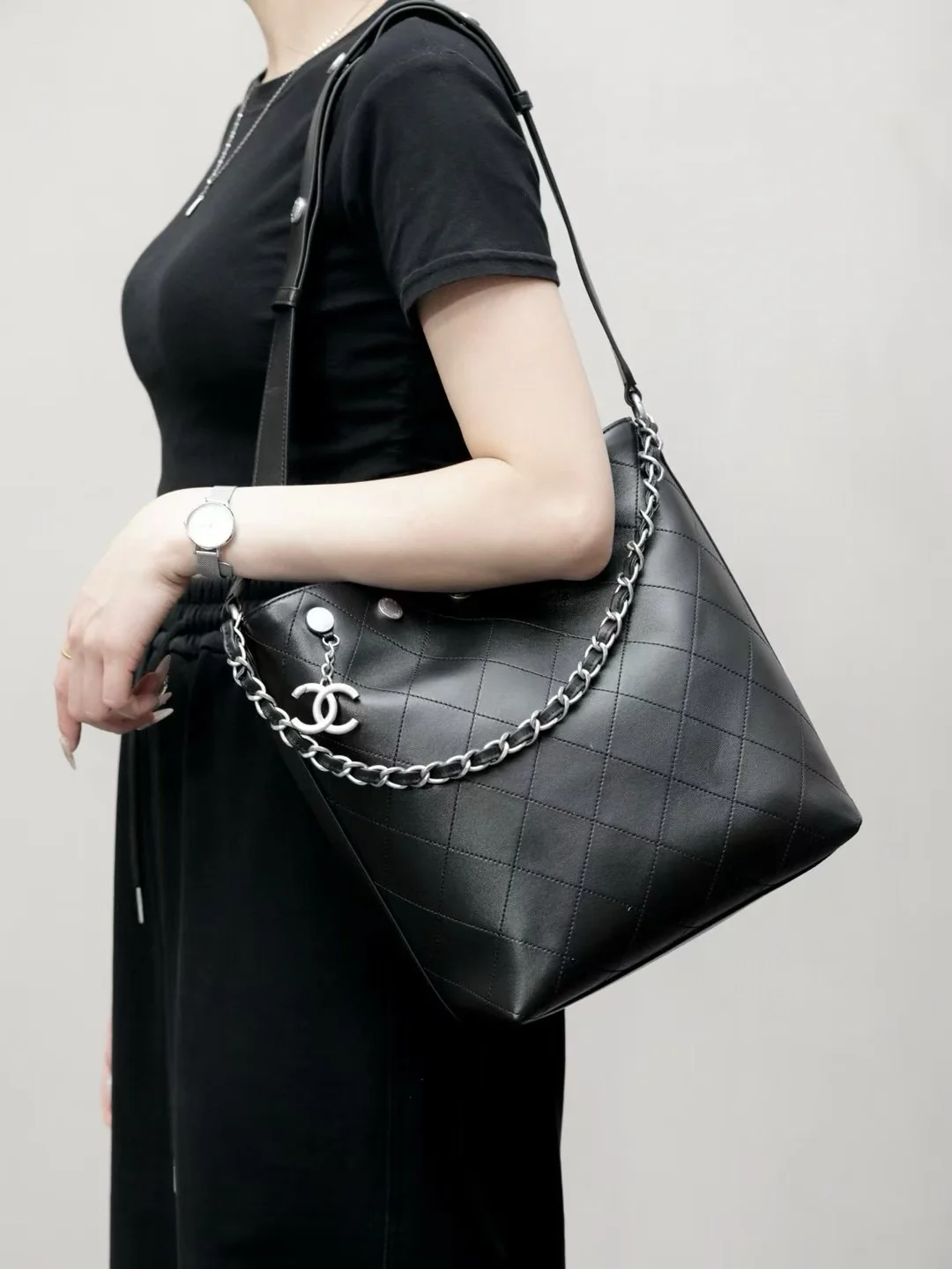 Сумка Chanel в стиле хиппи с золотой монетой 25 пенсов — черно-серебряная.