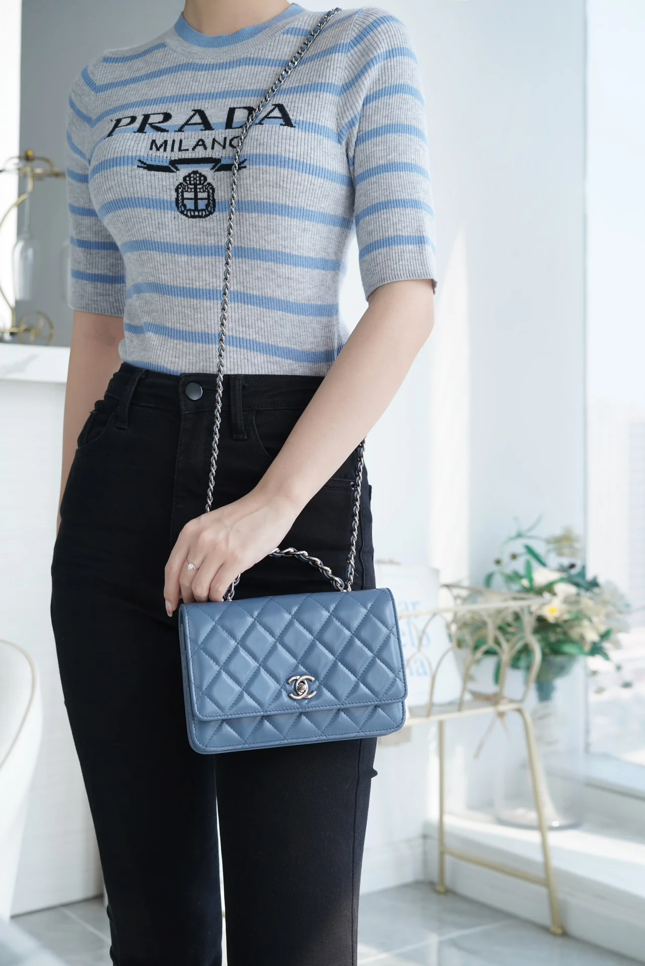 Chanel - Классическая сумка с двойным логотипом C, стеганой многослойной ручкой из телячьей кожи - Пыльно-голубой