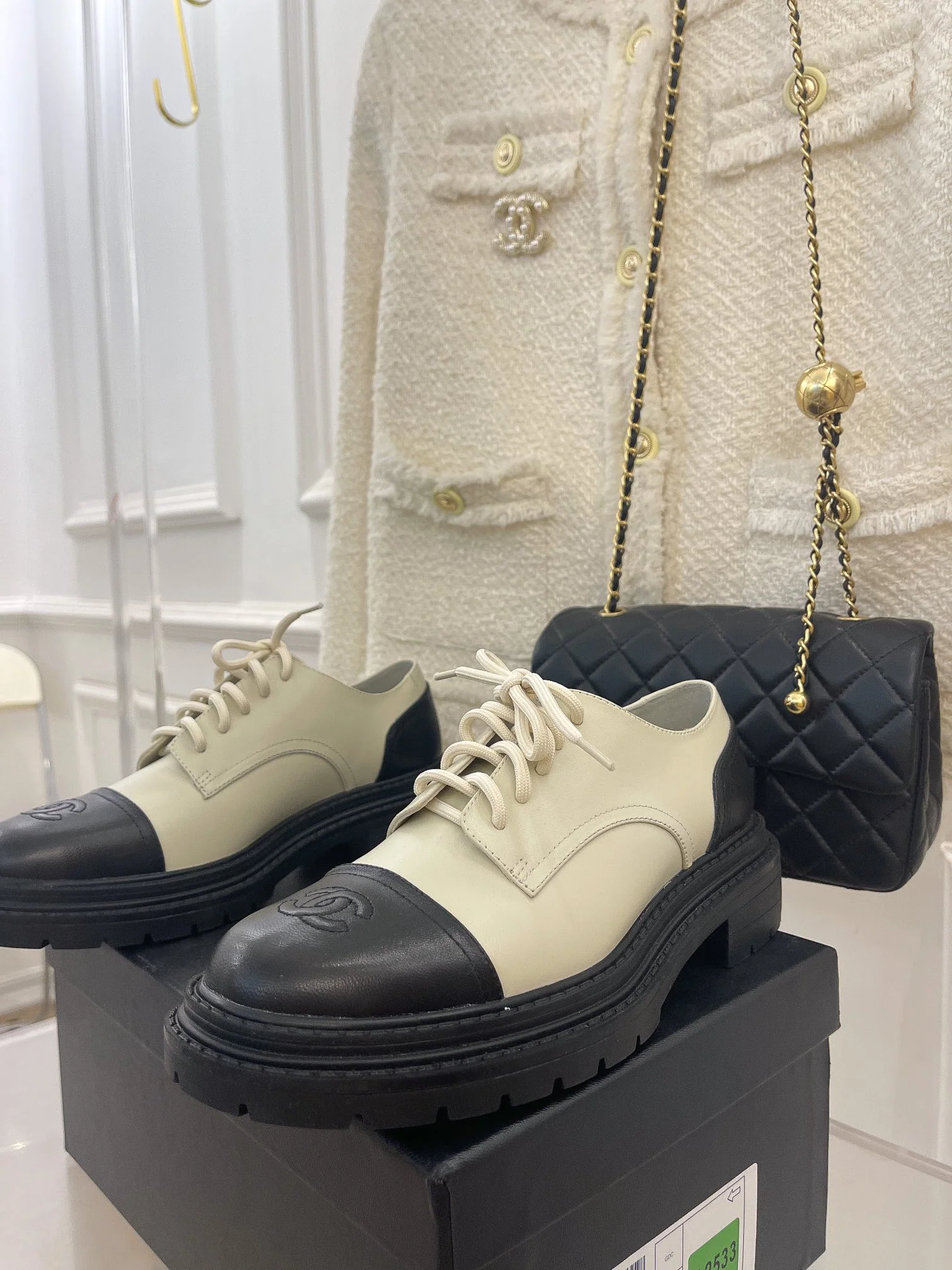 Новинка сезона осень/зима 2022 от Chanel - Классические кожаные туфли - Белые и черные