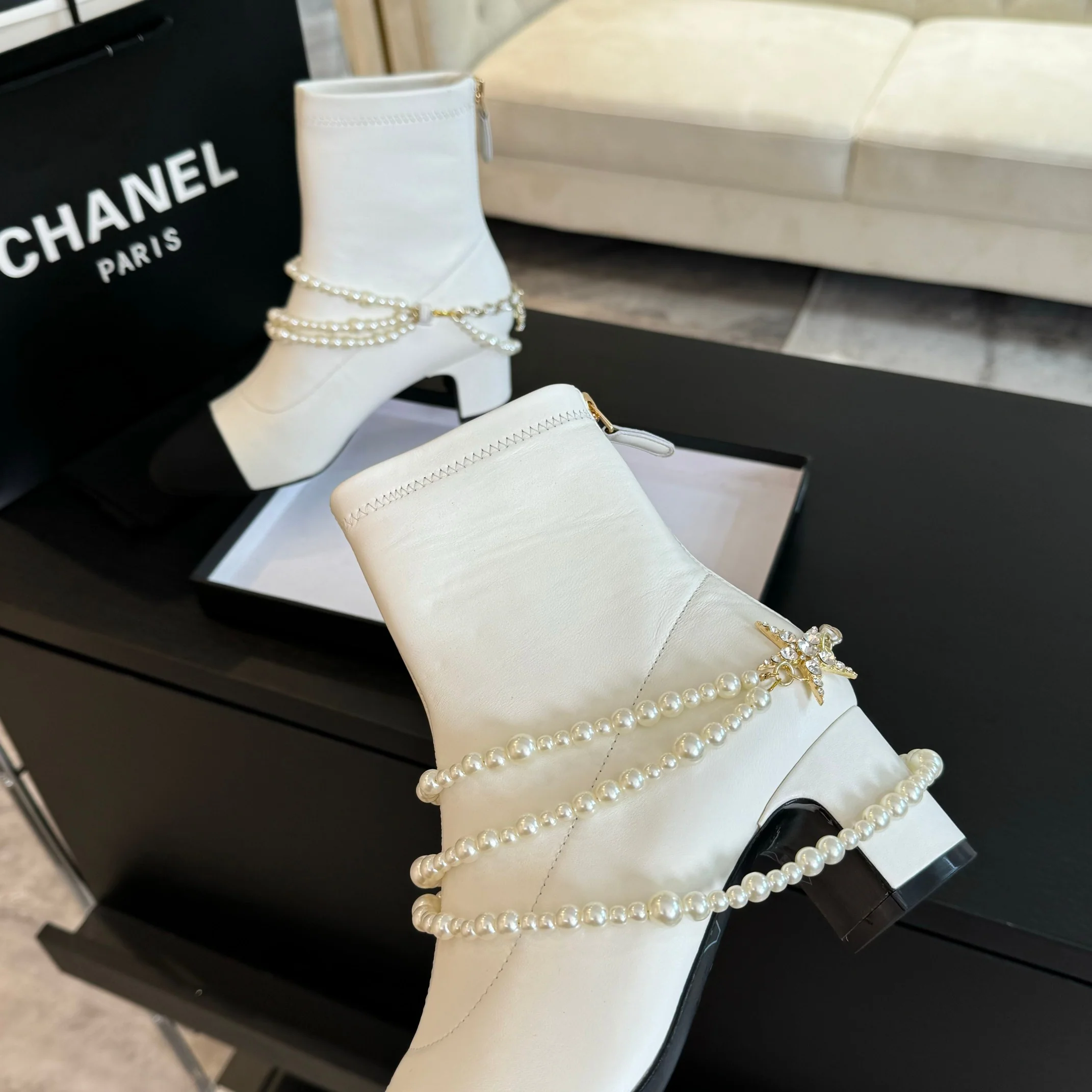Ботильоны Chanel 2024 с жемчужной цепочкой - белые