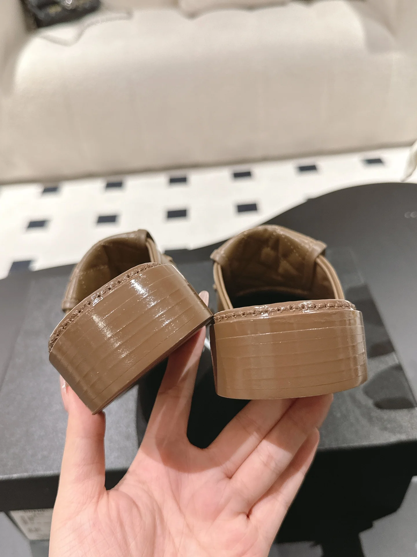 Сандалии Chanel 2024 в клетку - кофейно-коричневые