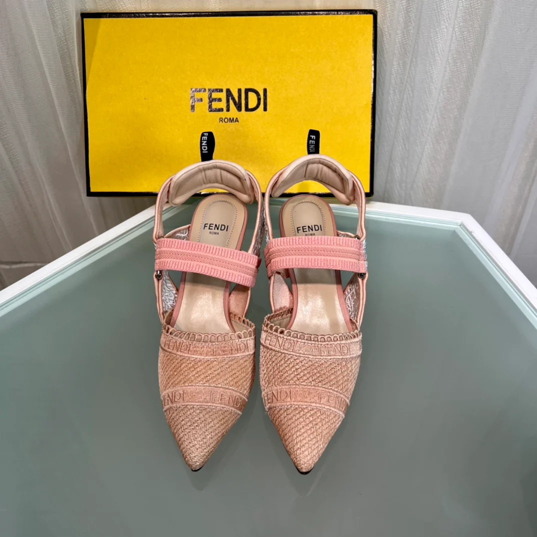 Fendi - Туфли на низком каблуке с ремешками на плечах