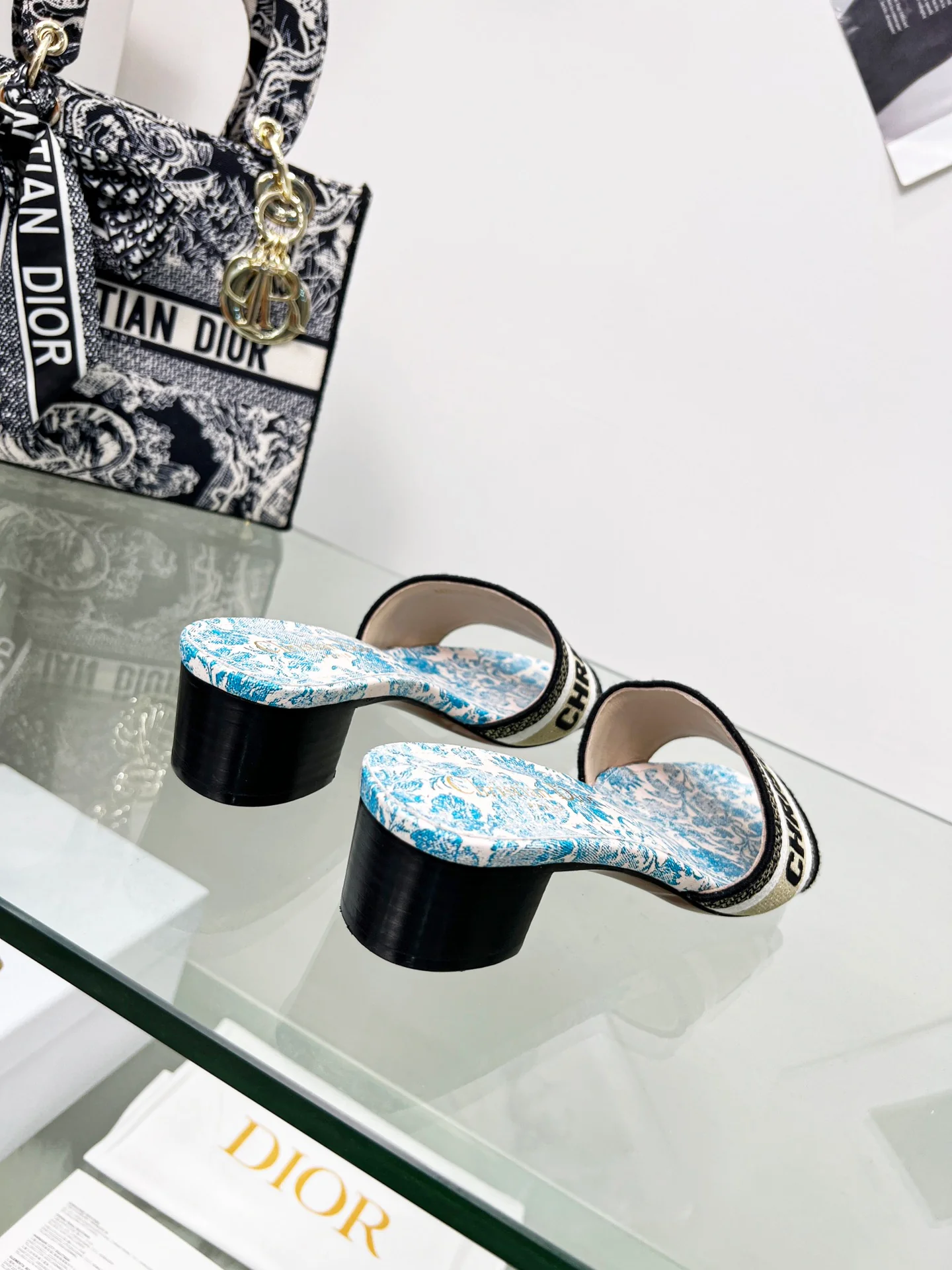 Новинка сезона весна/лето 2022 — туфли на каблуке с вышитыми буквами.