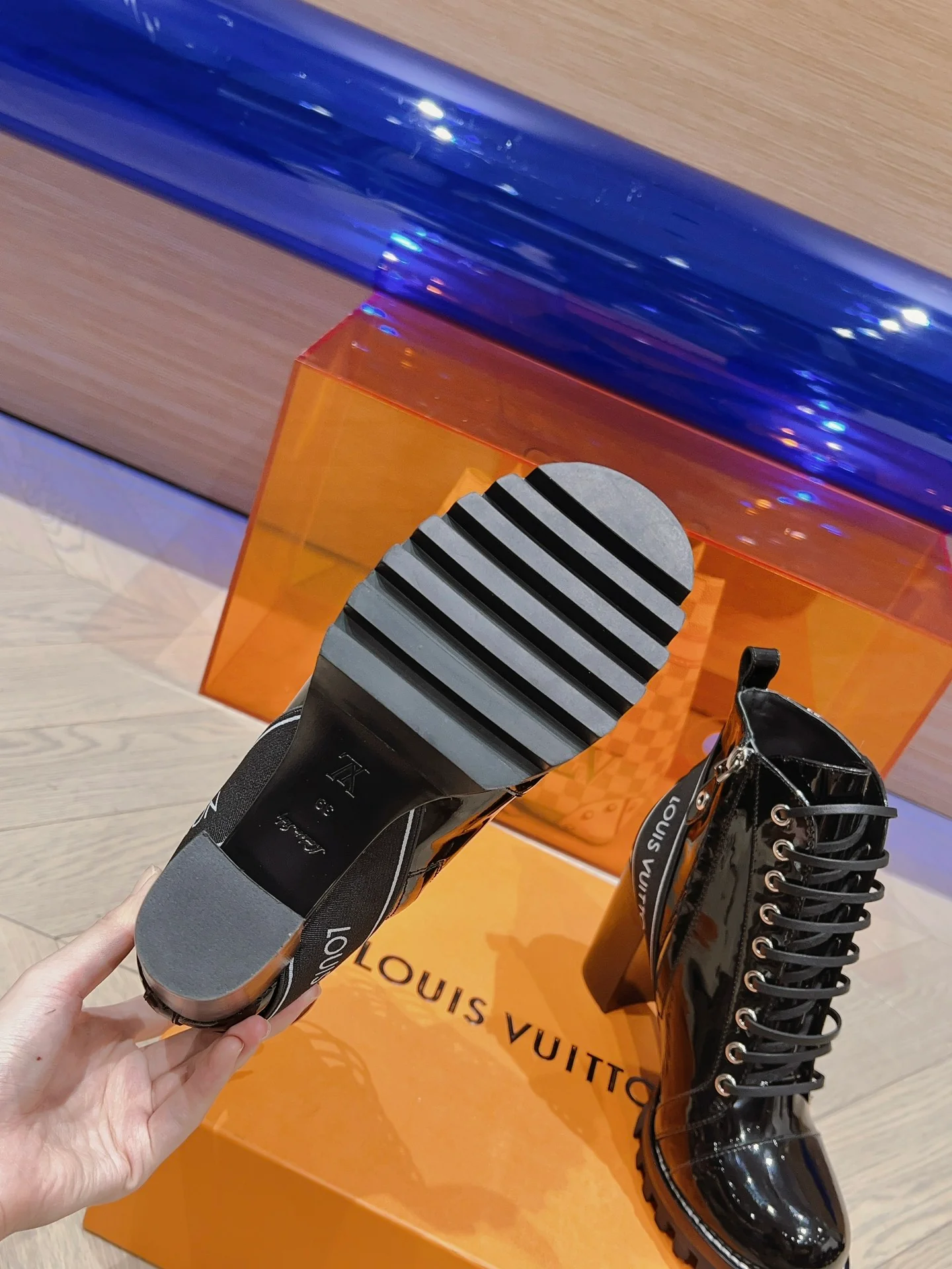 LV - Новинка сезона осень/зима 2023 - Ботильоны на высоком каблуке - Лакированная кожа, черные - Модель 2