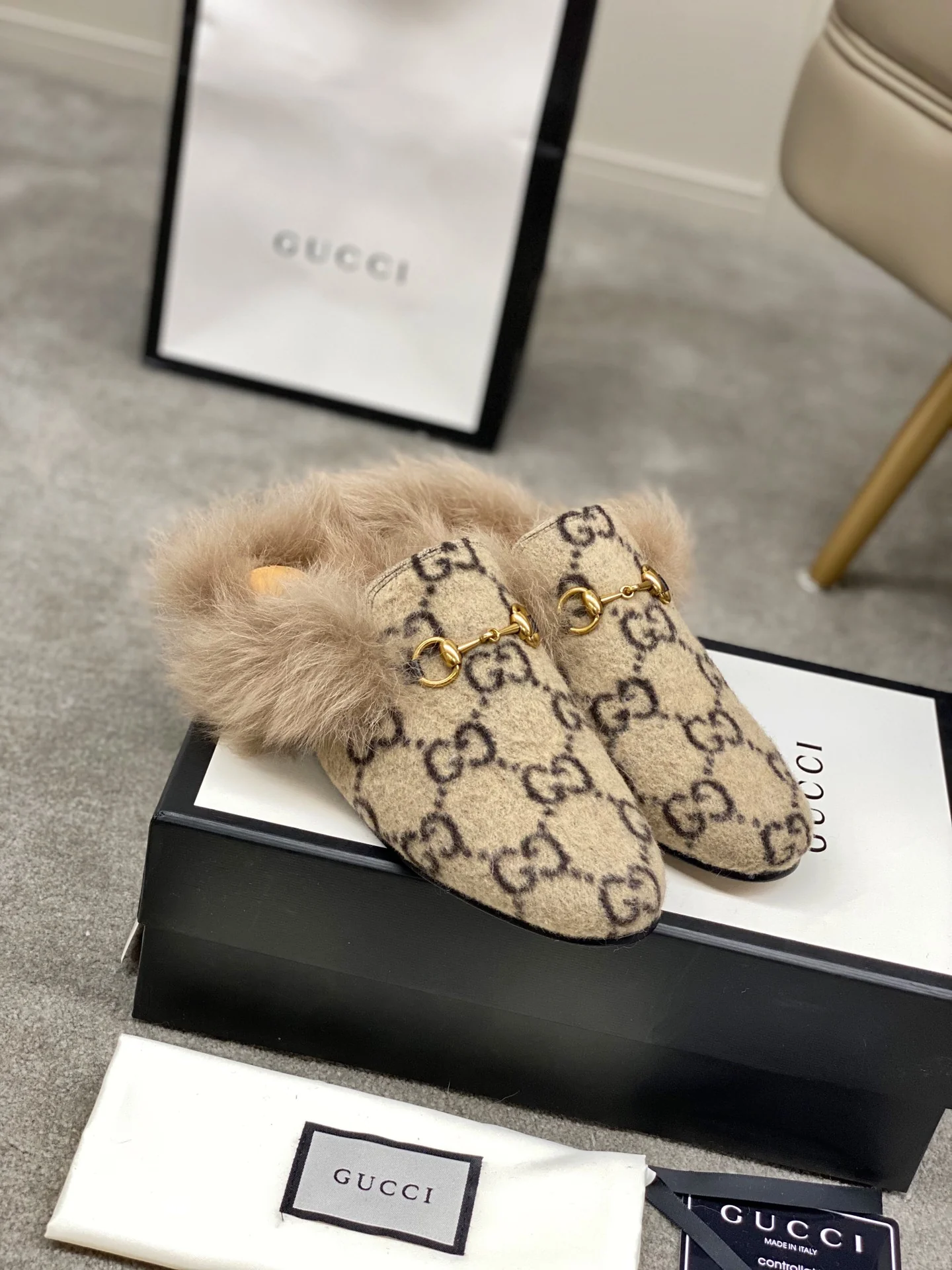 Бутик Gucci 2020 — Новейшая коллекция с подиума — Меховые тапочки — В стиле монограммы
