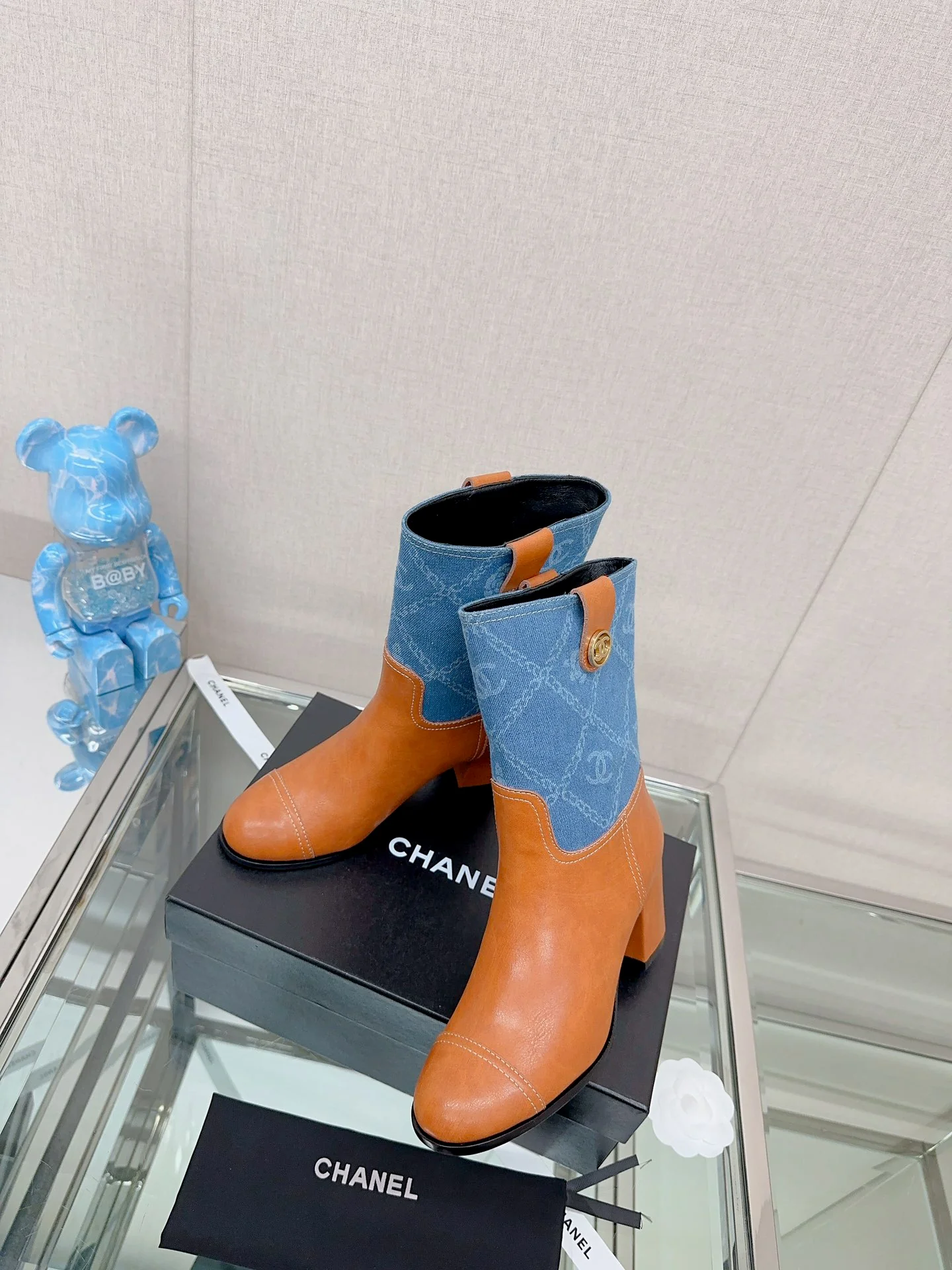 Новинка сезона осень/зима 2023 от Chanel - Ботильоны на массивном каблуке - Джинсовый цвет