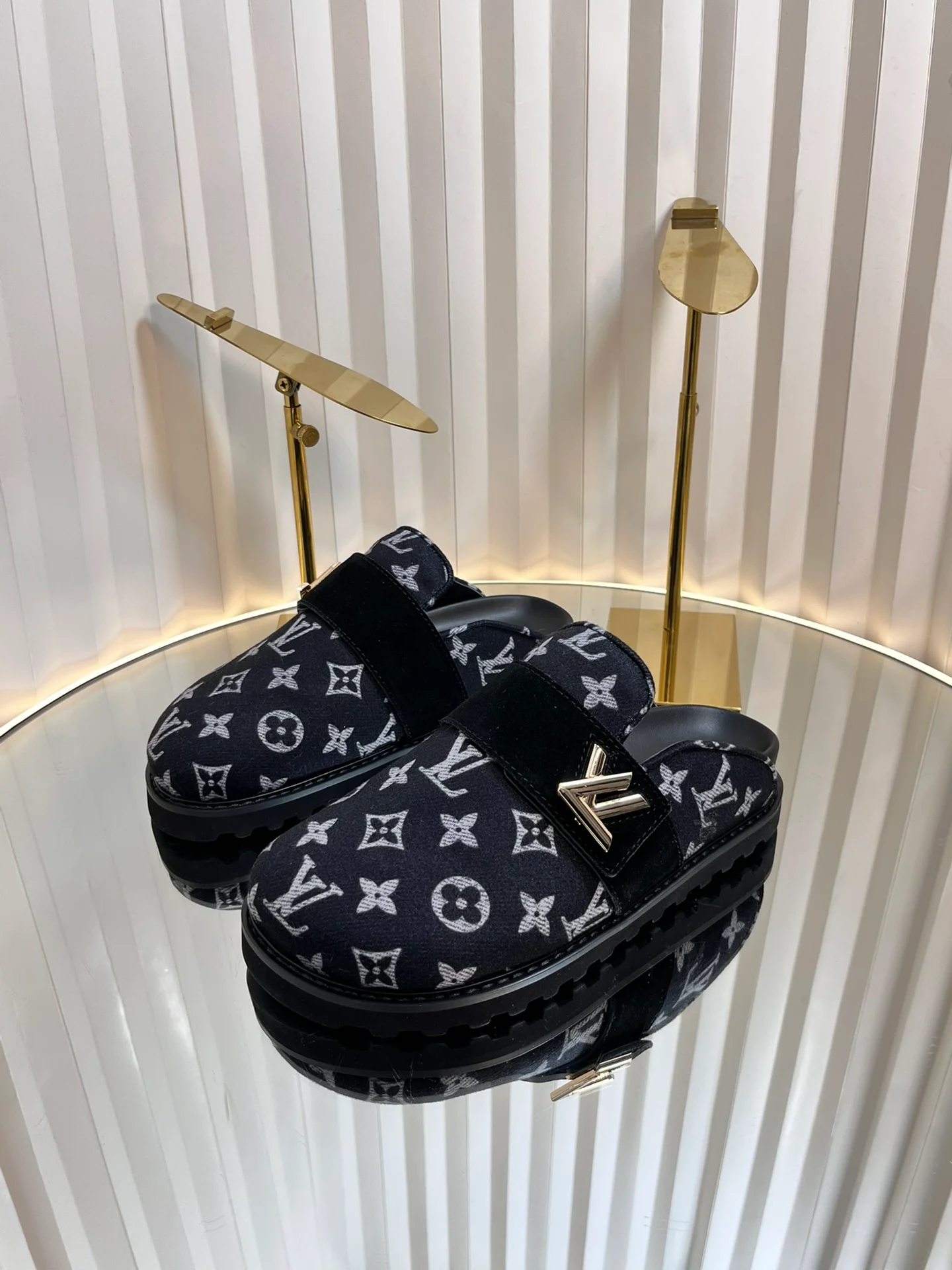 Тапочки с логотипом LV-2024 - черные