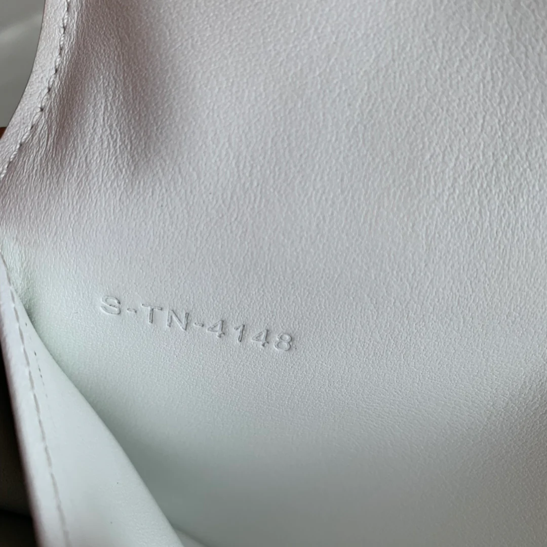 Кошелек-книжка Celine - кремовый с принтом в виде пальмовых листьев.