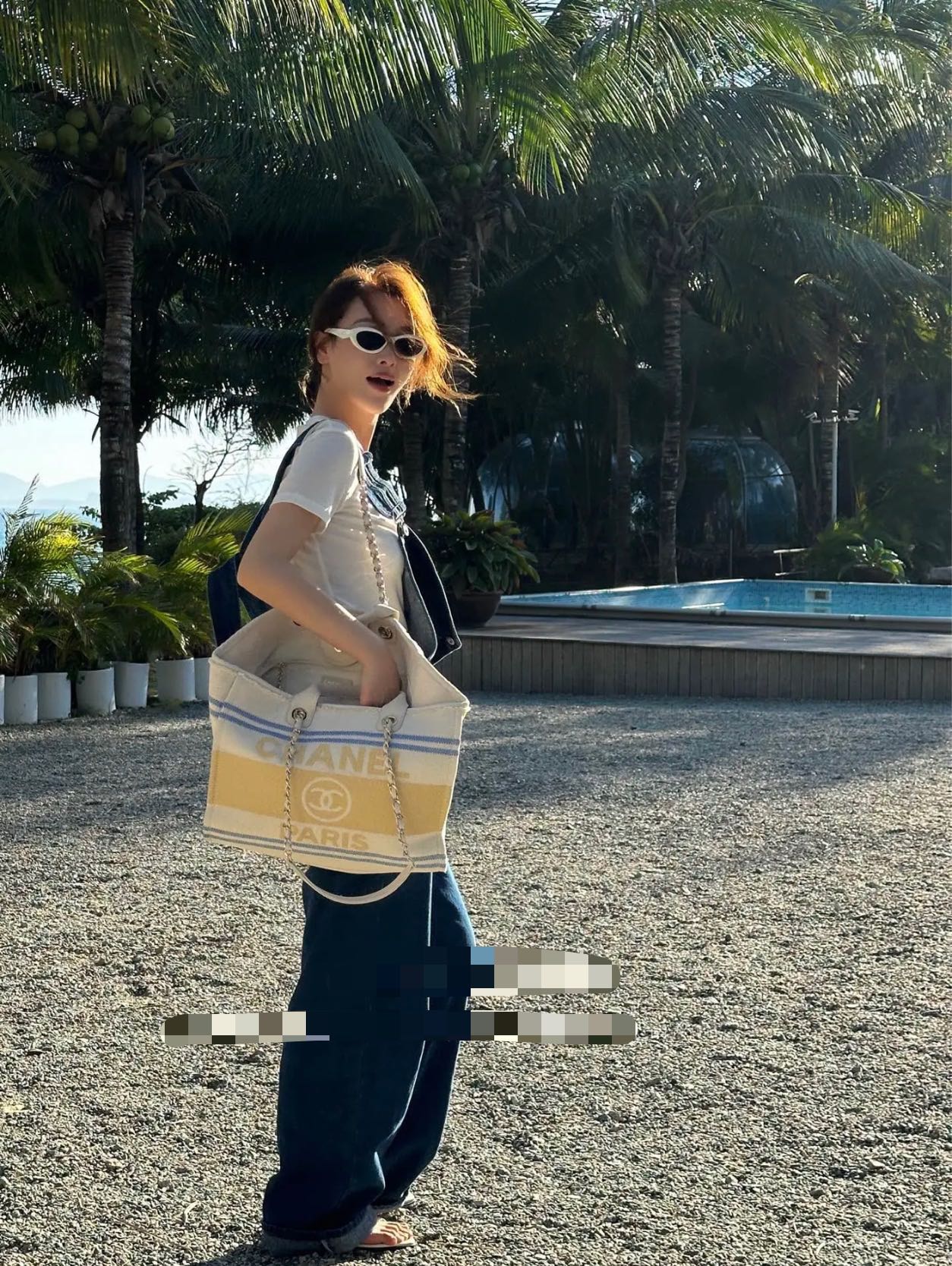 Пляжная сумка Chanel 25c, косметичка, ярко-желтая.