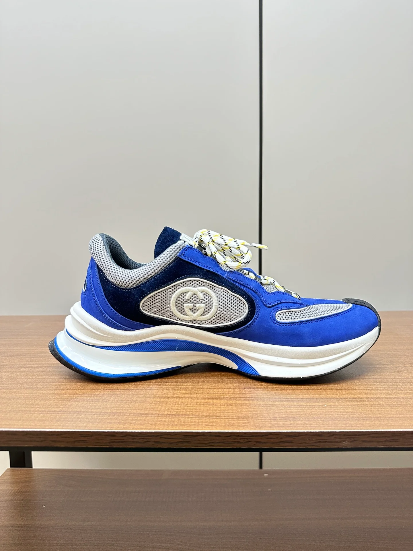 Новинка осенне-зимней коллекции Gucci 2023 — Кроссовки из однотонного вязаного кроя — Унисекс — Синие