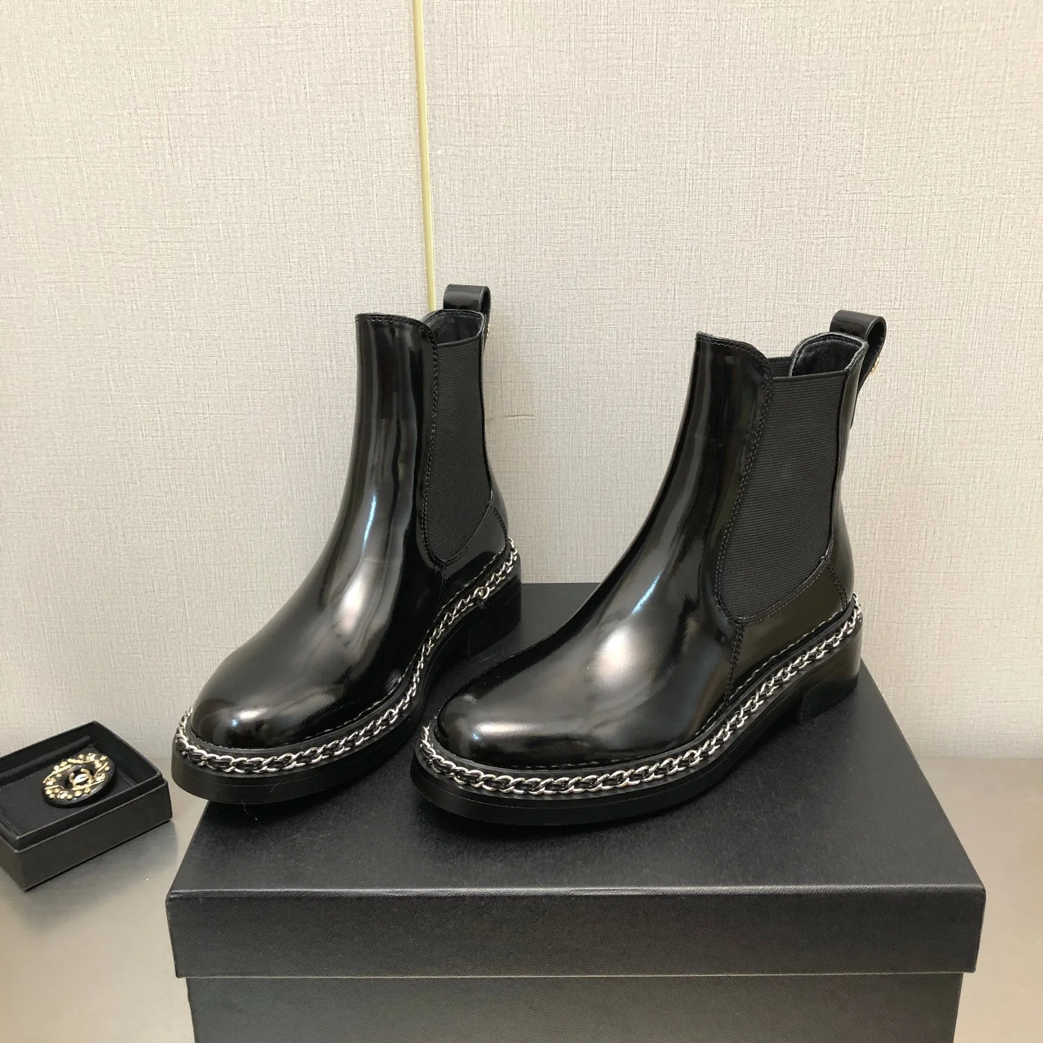 Chanel - Ботильоны в британском стиле с кожаной цепочкой